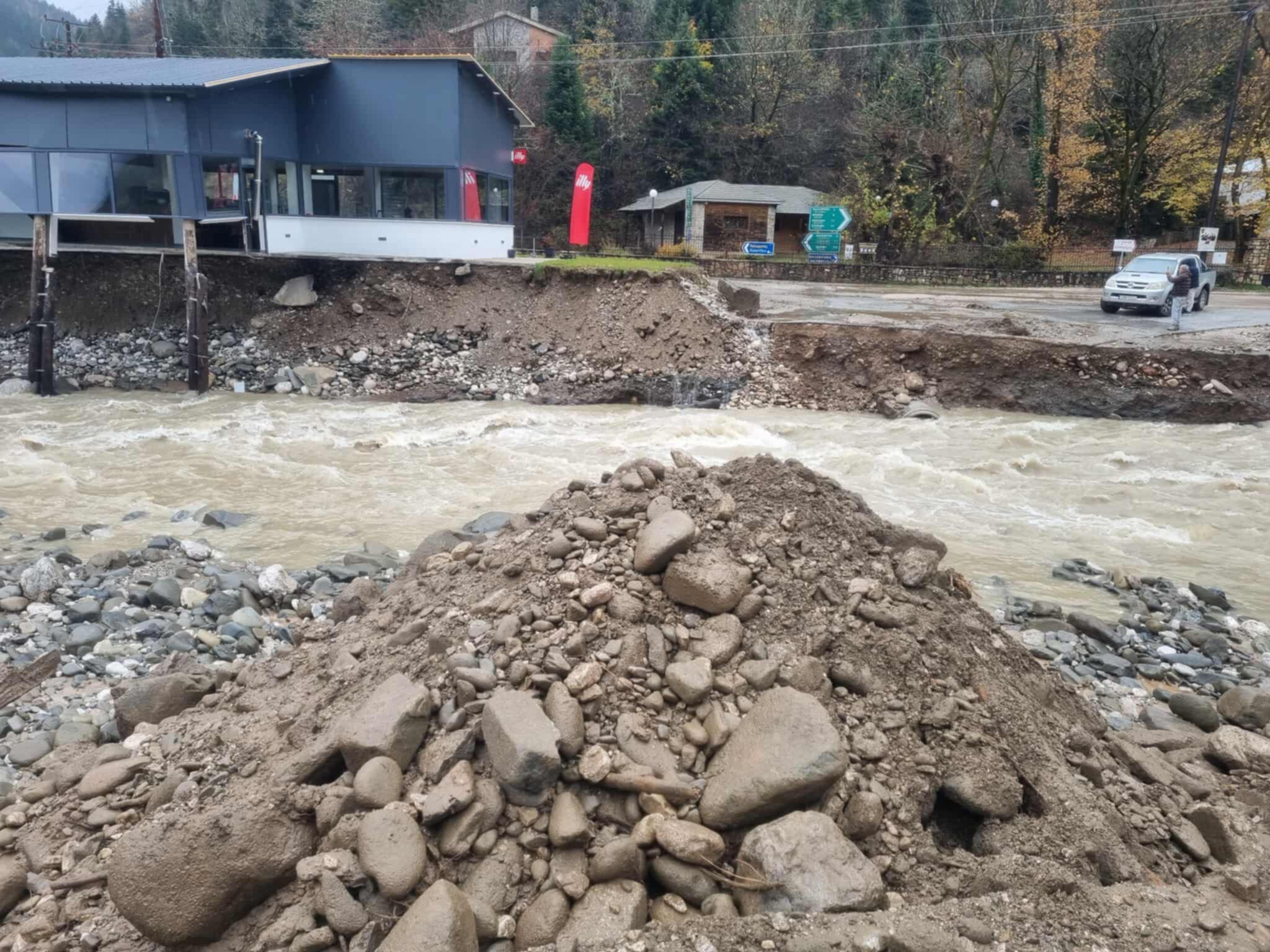 Αποκλεισμένα χωριά στον Ασπροπόταμο – Ζημιές στο οδικό δίκτυο από την κακοκαιρία