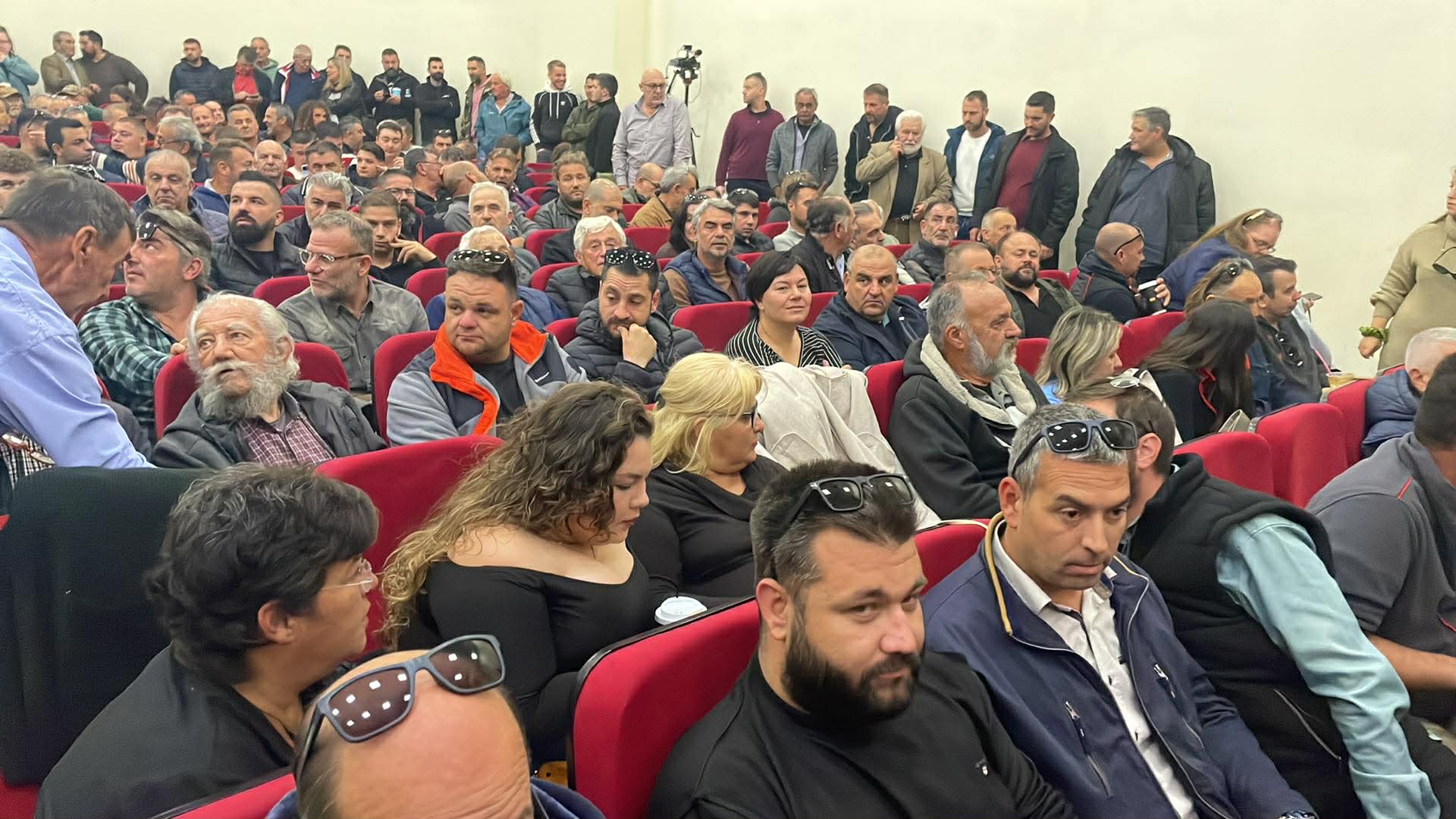 Χριστούγεννα στα μπλόκα αποφασίζουν οι αγρότες στη σύσκεψη της Πανελλαδικής στη Νίκαια (ΦΩΤΟ)