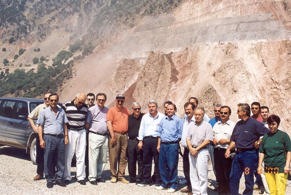 Για  πόσο  ακόμη  «η  μπάλα  στην   εξέδρα» ;