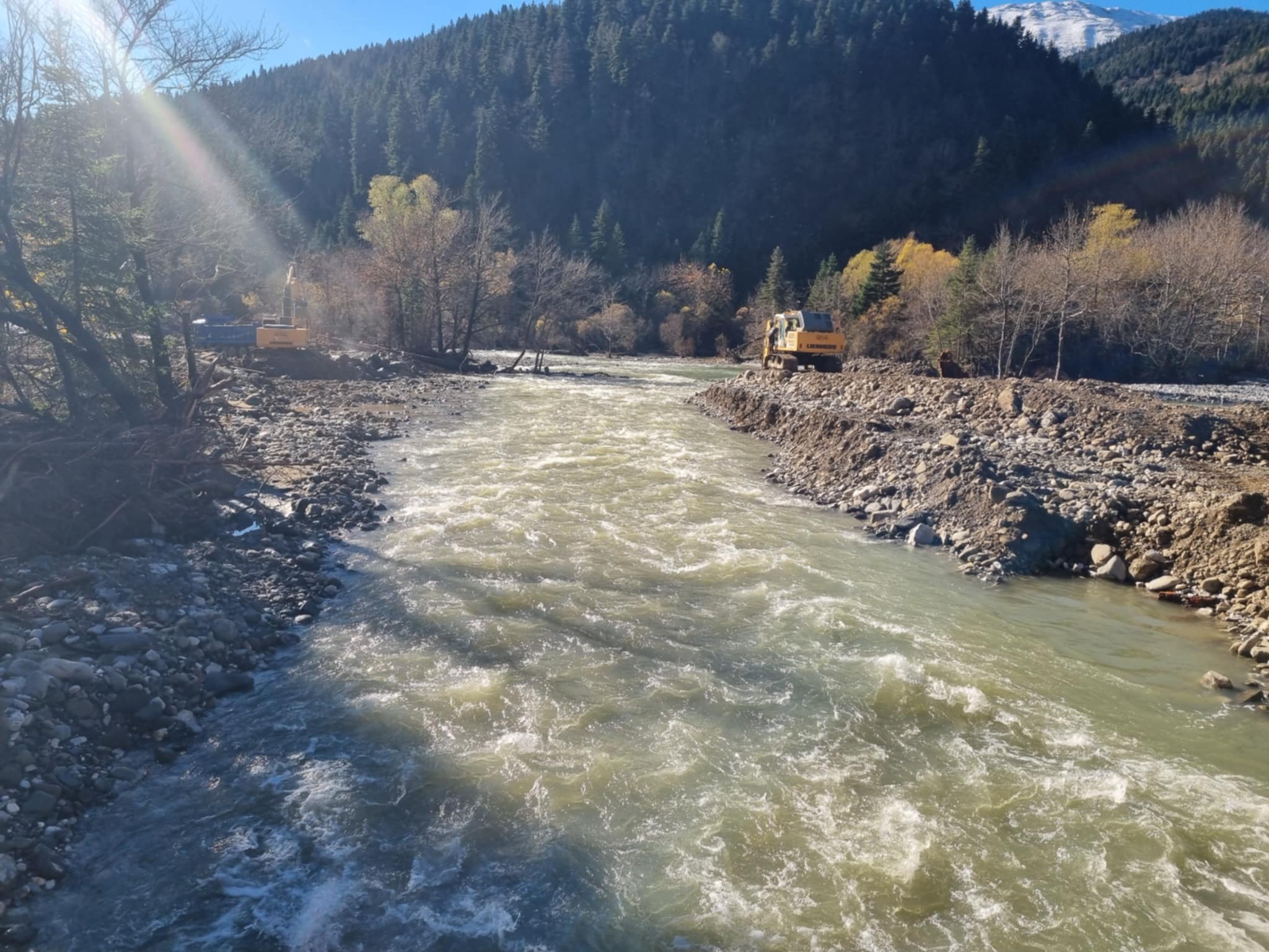 Συνεχίζονται εργασίες αποκατάστασης στον Ασπροπόταμο εν αναμονή νέου κύματος από αύριο (ΦΩΤΟ+video)