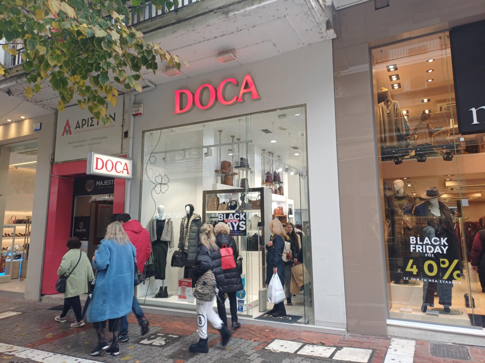 Σε ρυθμούς Black Friday η αγορά της Λάρισας παρά το ψιλόβροχο (ΦΩΤΟ)