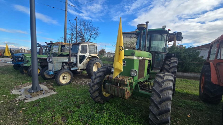 Μπλόκα στη Νίκαια, στον Ε-65 στην Καρδίτσα και στο Μεγαλοχώρι Τρικάλων δίπλα στον Ε-65