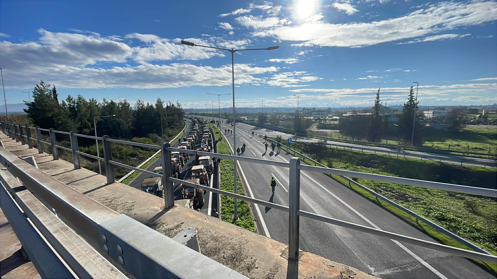 Γνωστός ναγροτοσυνδικαλιστής της Λάρισας στο πανεπιστημιακό μετά ατ εεπεισόδια μετα ΜΑΤ στη Νίκαια (ΦΩΤΟ+video)