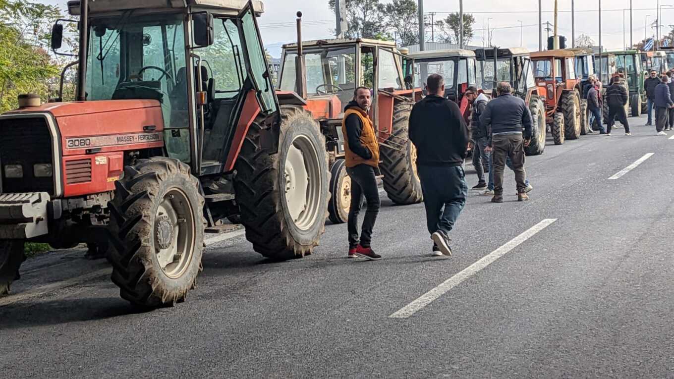 Απεκλεισαν και την ΠΑΘΕ οι αγρότες στη Νίκαια μετά τον Ε-65- κομμένη στα δύο η Ελλάδα (ΦΩΤΟ+video)