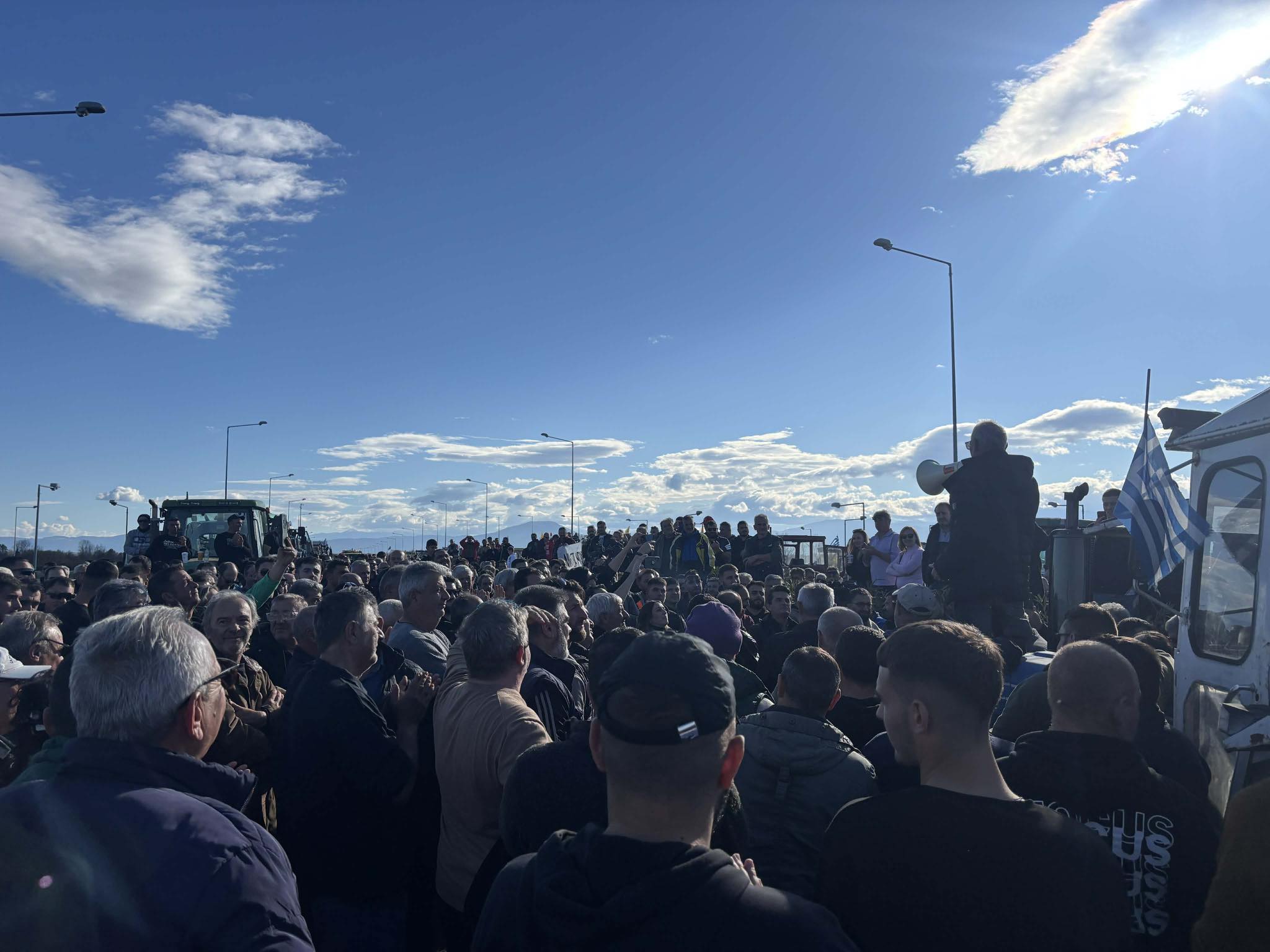 Πρωτόγνωρες κινητοποιήσεις σε Λάρισα και Καρδίτσα και κατάληψη ΠΑΘΕ και Ε-65