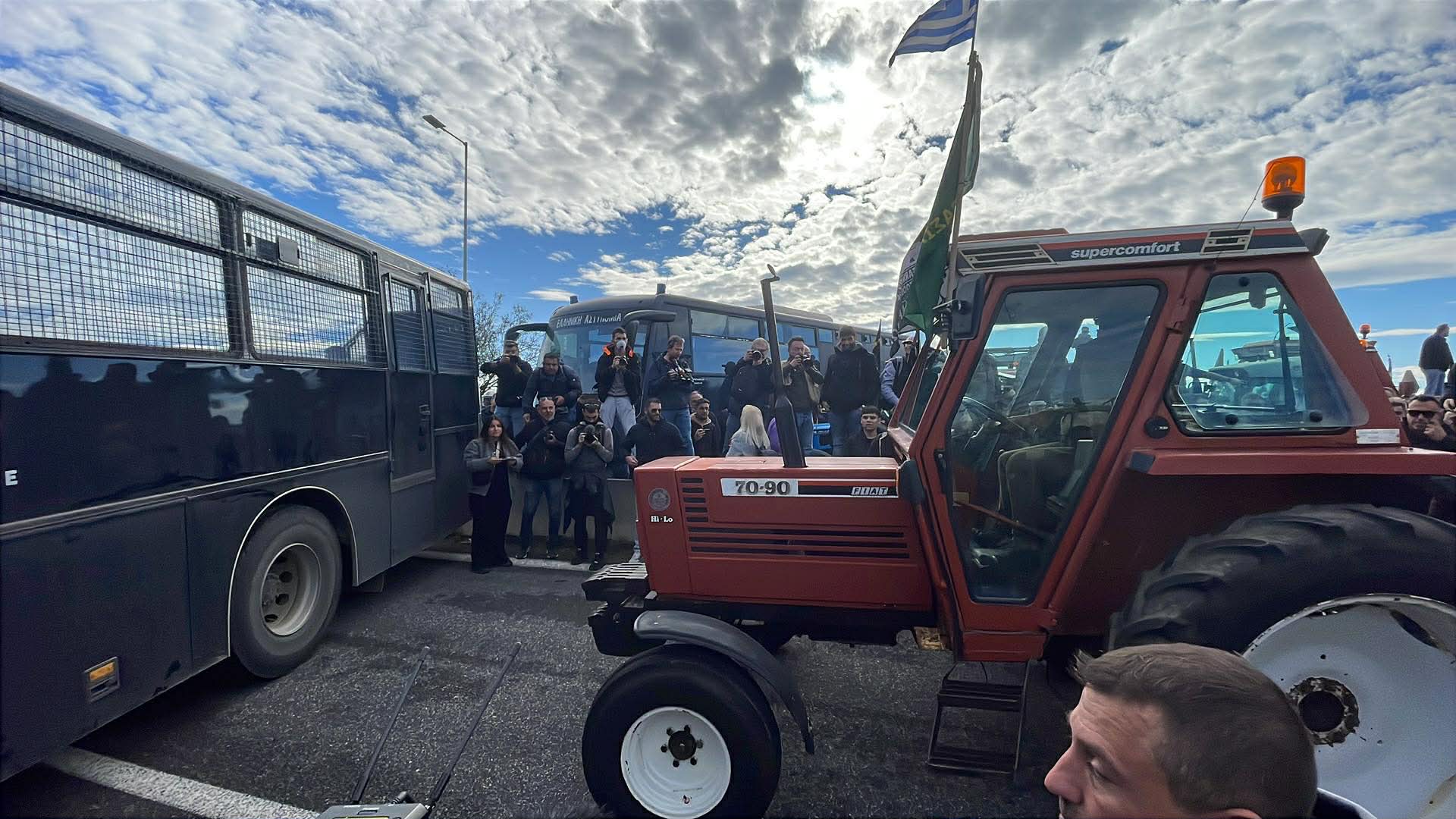 Τρεις συλλήψεις στα επεισόδια με ΜΑΤ και αγρότες στη Λάρισα