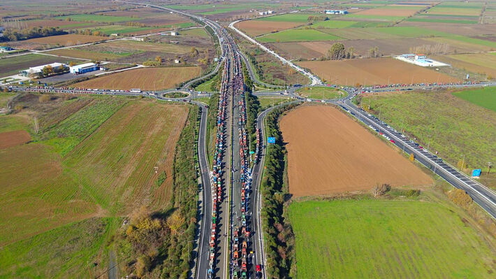 Οργανώνονται στο μπλόκο του Ε65 και δηλώνουν αποφασισμένοι να μείνουν όσο χρειαστεί οι αγρότες της Καρδίτσας