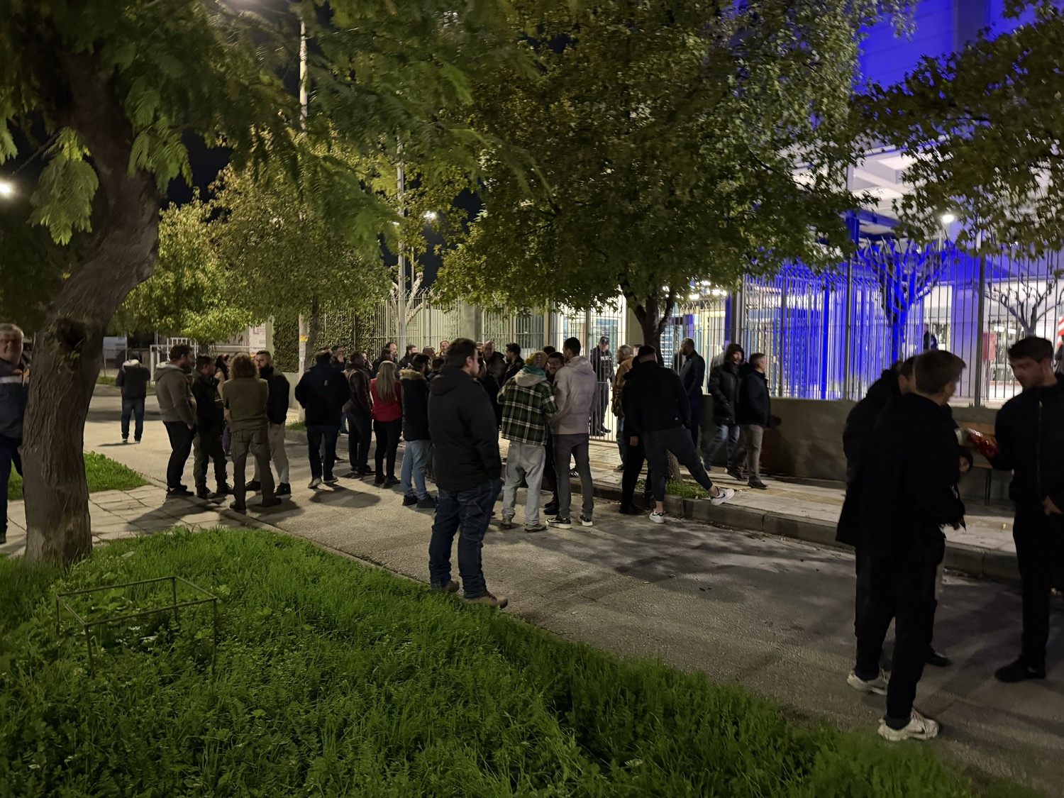 Tρεις συλλήψεις αγροτών, δύο τραυματίες αστυνομικοί και διαδήλωση αγροτών το βράδυ έξω από την Αστυνομική Διεύθυνση