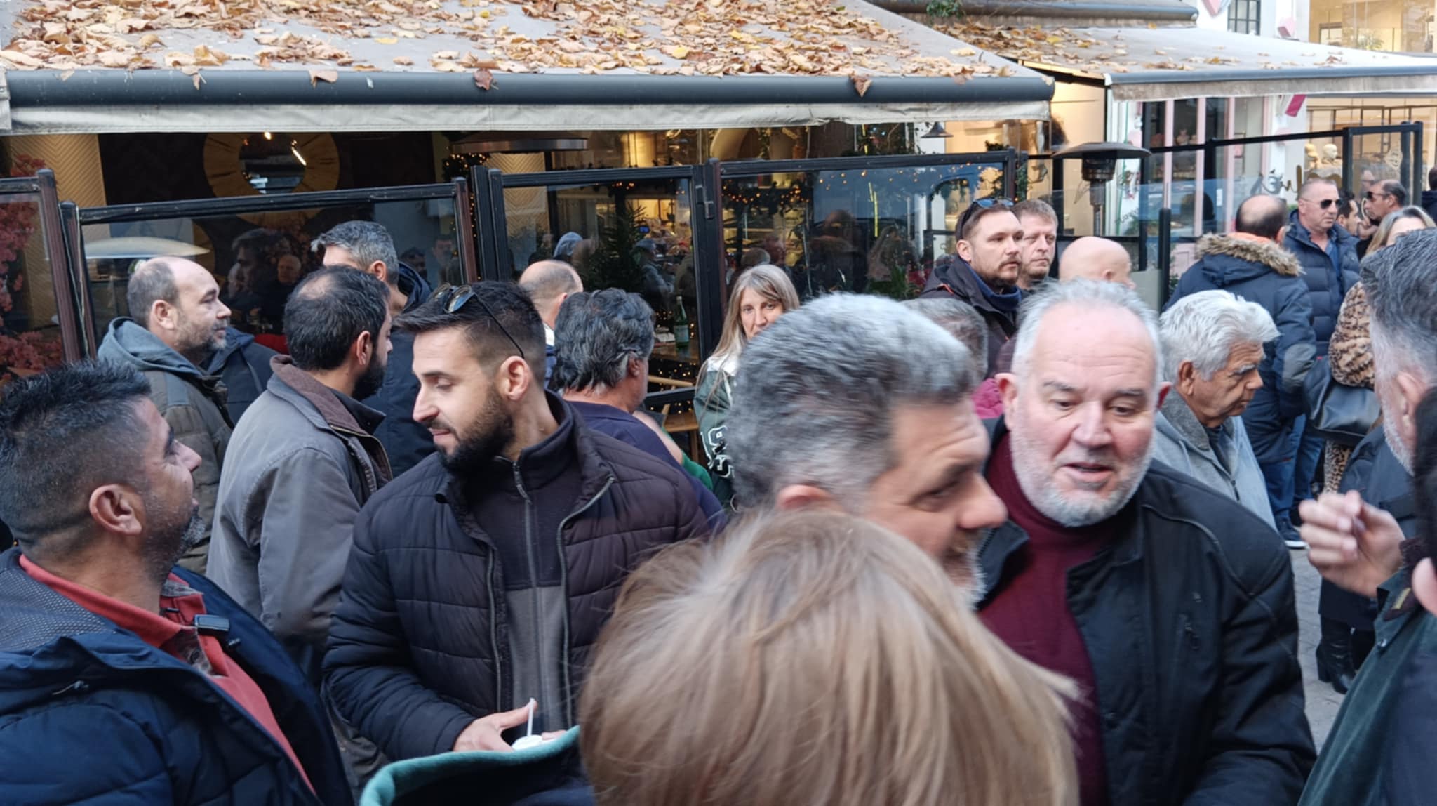 Συγκέντρωση αλληλεγγύης αγροτών για τους τρεις συλληφθέντες που οδηγούνται στο αυτόφωρο (ΦΩΤΟ)