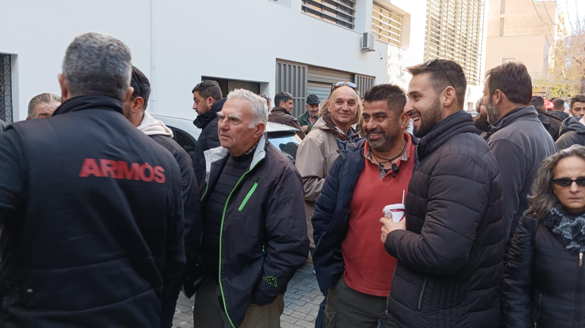 Δύο κόσμοι συναντώνται στην κεντρική πλατεία της Λάρισας: Οι αγρότες στο συλλαλητήριο αλληλεγγύης και η...εξέδρα της Πέγκυς Ζ