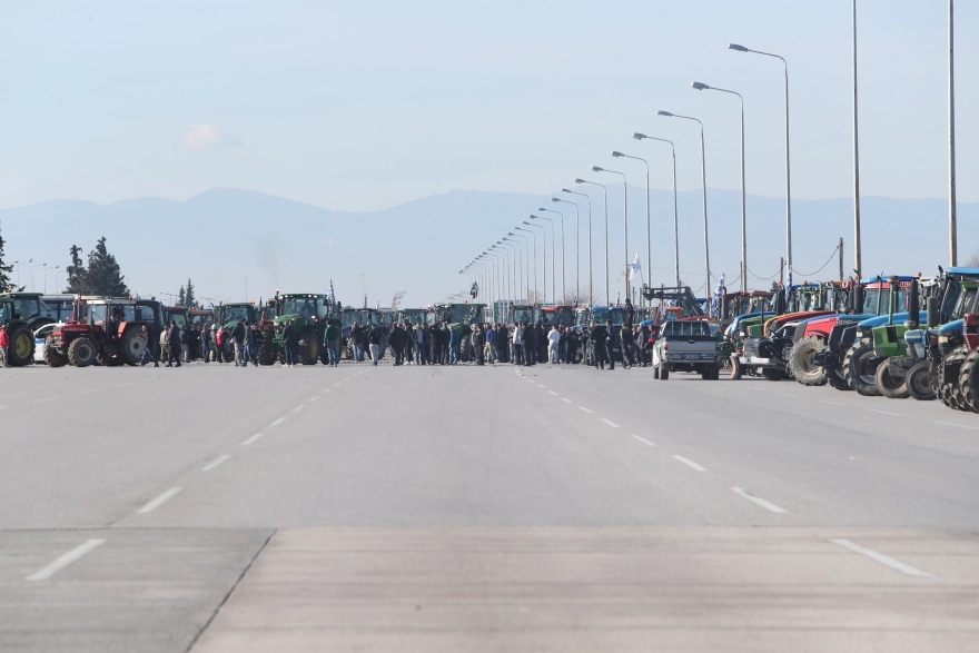 Οι αγρότες έκλεισαν την ΠΑΘΕ και στο ύψος των Μαλγάρων - Ένταση με οδηγούς, δείτε πού υπάρχουν μπλόκα