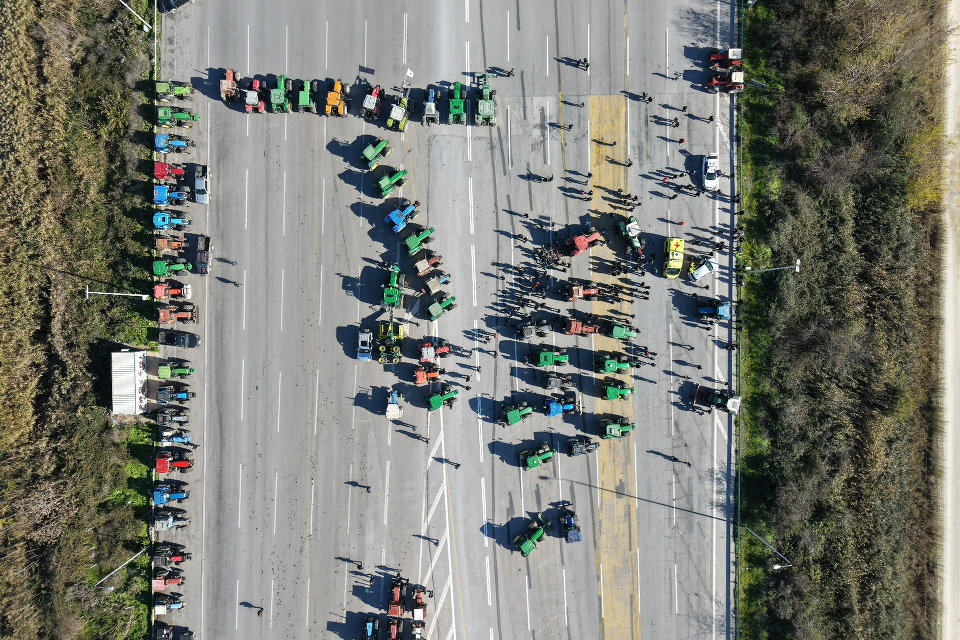«Τα τρακτέρ ήρθαν για να μείνουν»: Αποφασισμένοι να συνεχίσουν τις κινητοποιήσεις οι αγρότες