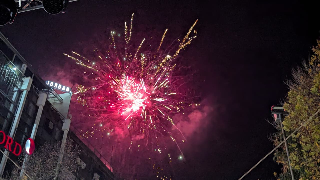 Δήμος Λαρισαίων: Φαντασμαγορική τελετή για το άναμμα του χριστουγεννιάτικου δέντρου (ΦΩΤΟ+video)