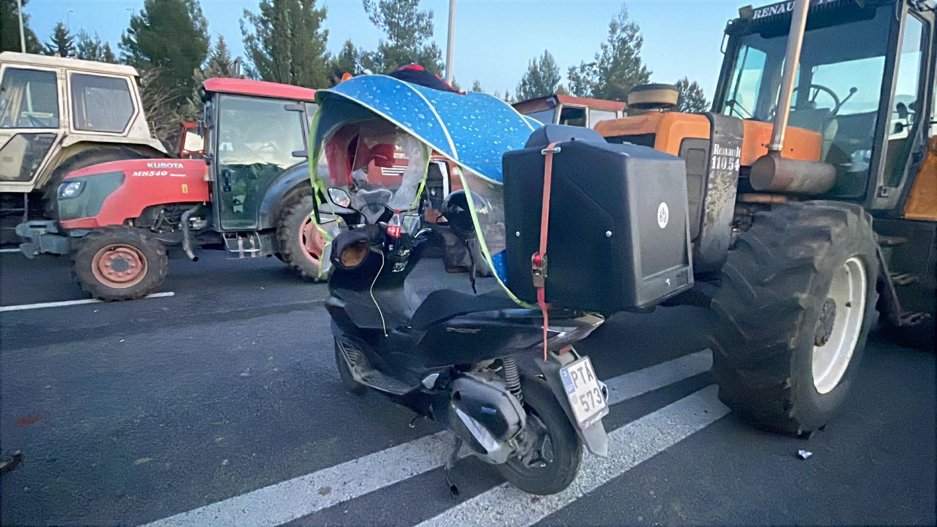 Συμπαράσταση το απόγευμα στο μπλόκο της Νίκαιας από ντελιβεράδες