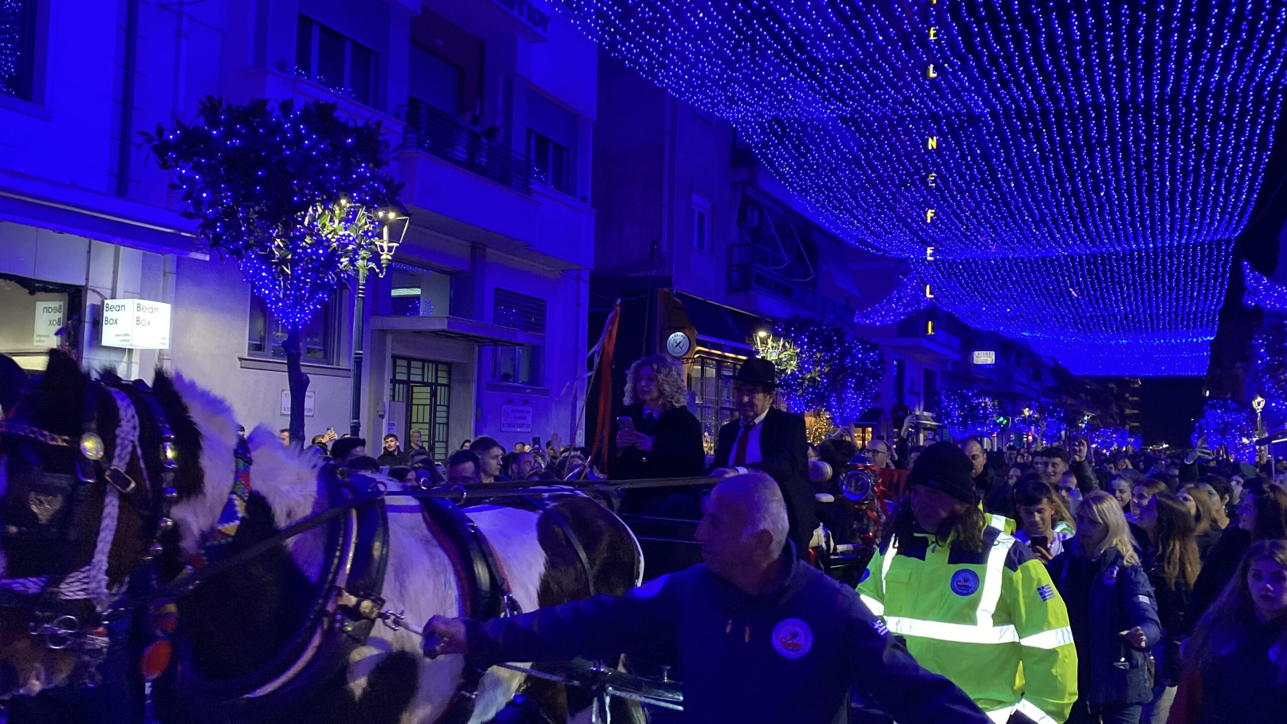 Παραδοσιακή εορταστική βόλτα με άμαξες κάτω από τον μπλε ουρανό με Θεοδωρή Φέρρη, Ανδρομάχη και Αχιλλέα Μπέο