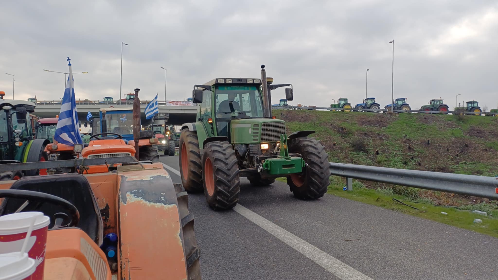 Νεα ενίσχυση στο μπλόκο Νίκαιας με 100 τρακτέρ (ΦΩΤΟ+video)