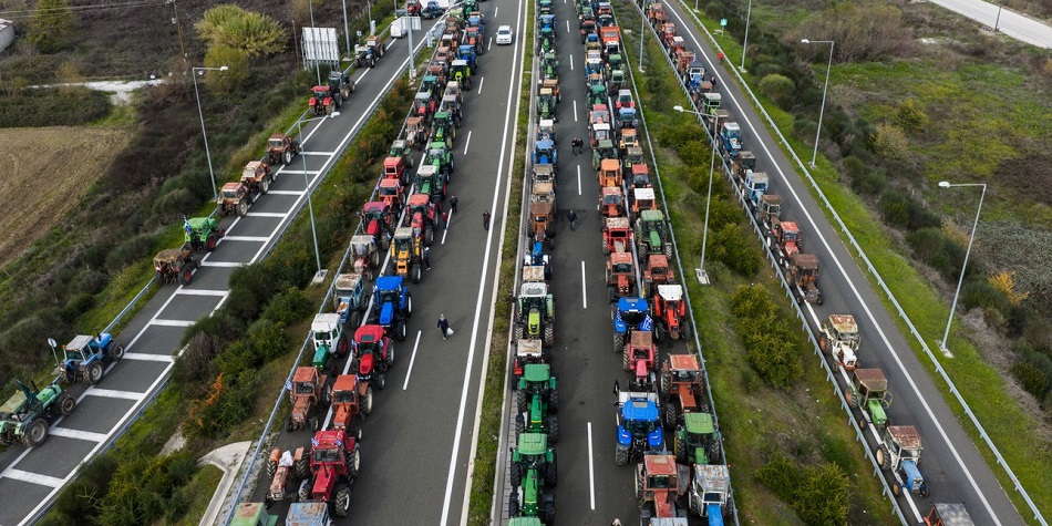 Ενισχύονται τα μπλόκα της Νίκαιας και του Ε-65-Συμπαράσταση στους συλληφθέντες αγρότες