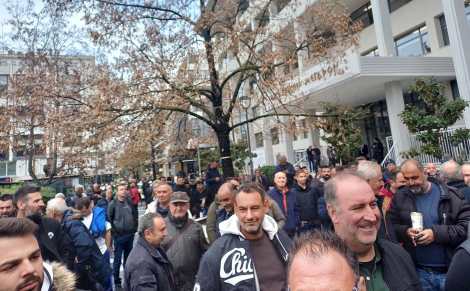 Με τρακτερ έξω από τα δικαστήρια οι αγρότες για συμπαράσταση στους συλληφθέντες (ΦΩΤΟ+video)