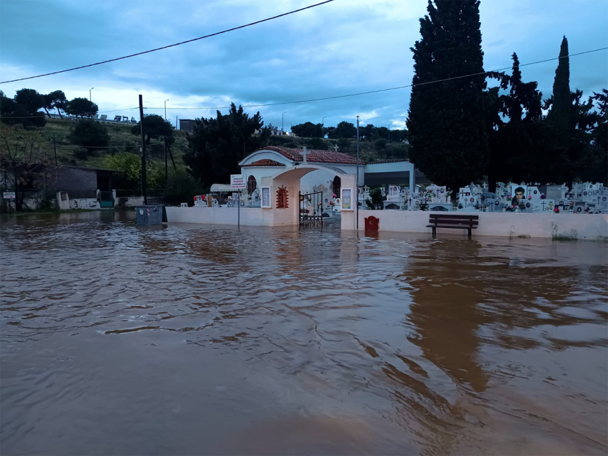 Η κακοκαιρία Byron «σφυροκοπά» την Αττική, δρόμοι ποτάμια και πλημμύρες -112 σε Μάνδρα-Μέγαρα, κλειστή η  Αθηνών-Κορίνθου