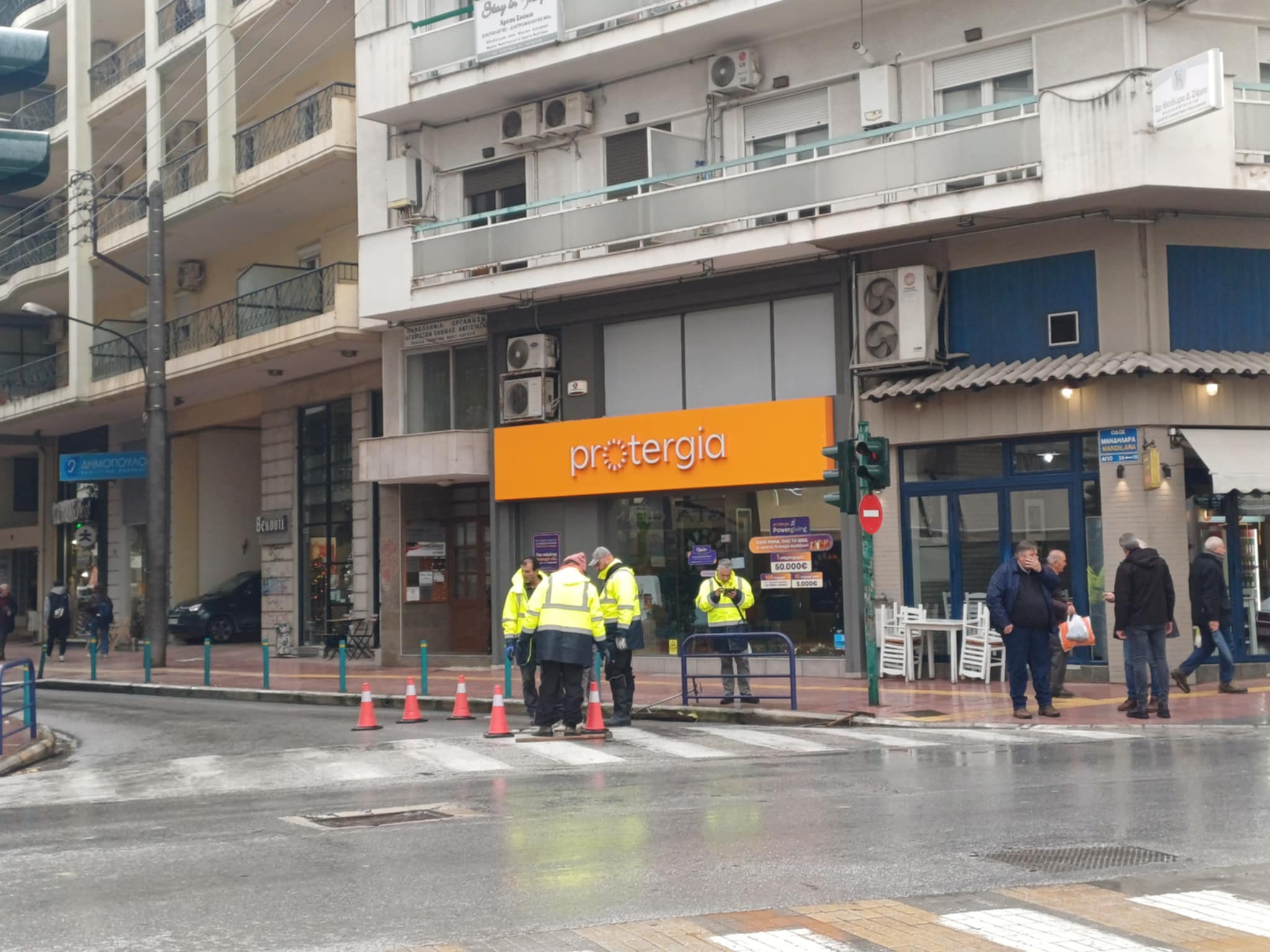 Άνοιξε τρύπα στο οδόστρωμα στο κέντρο της Λάρισας- που οφείλεται (ΦΩTO)