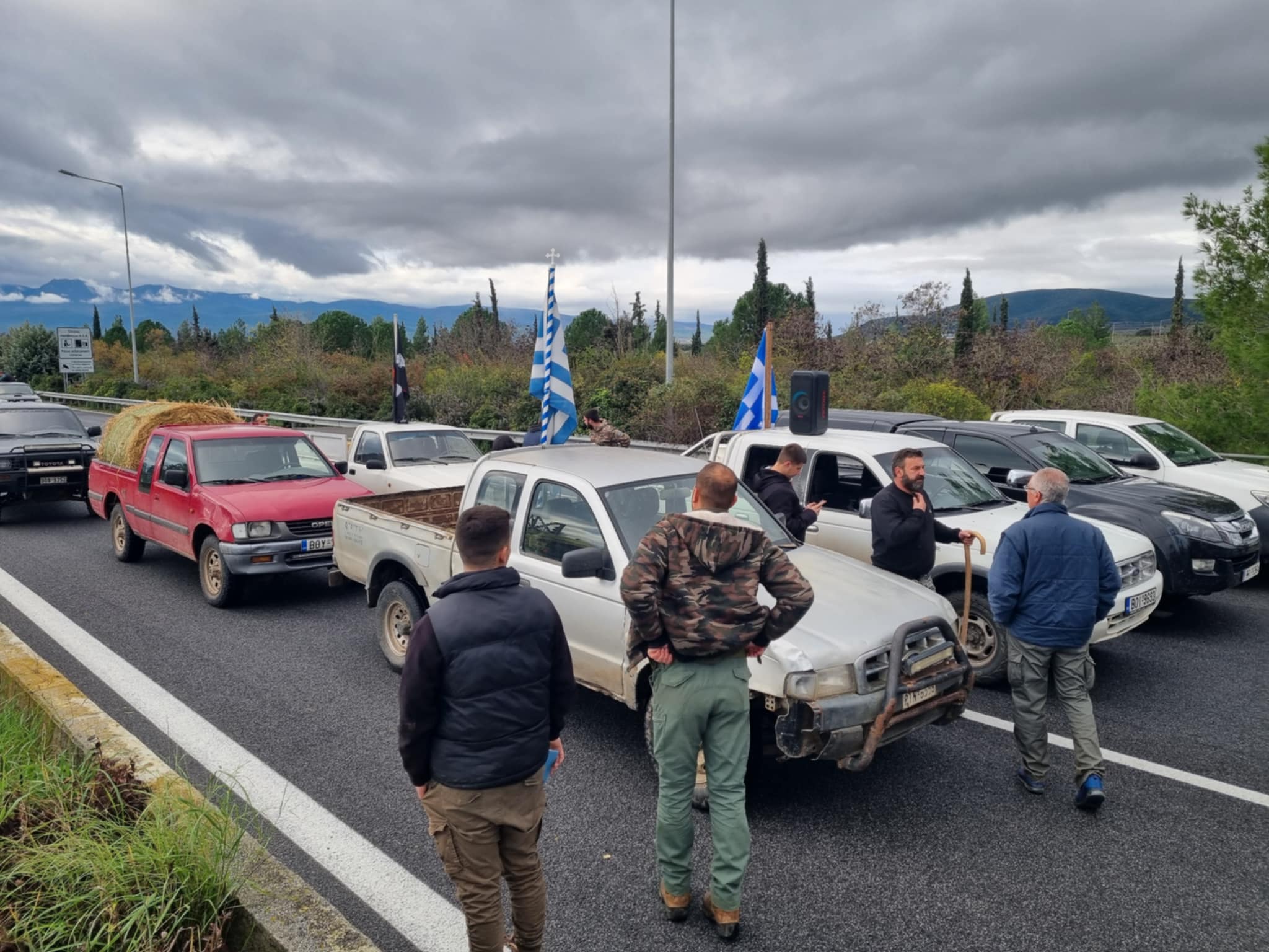 Στήνουν μπλόκο στον ΠΑΘΕ στον κόμβο Μικροθηβών αγρότες του Αλμυρού (ΦΩΤΟ)