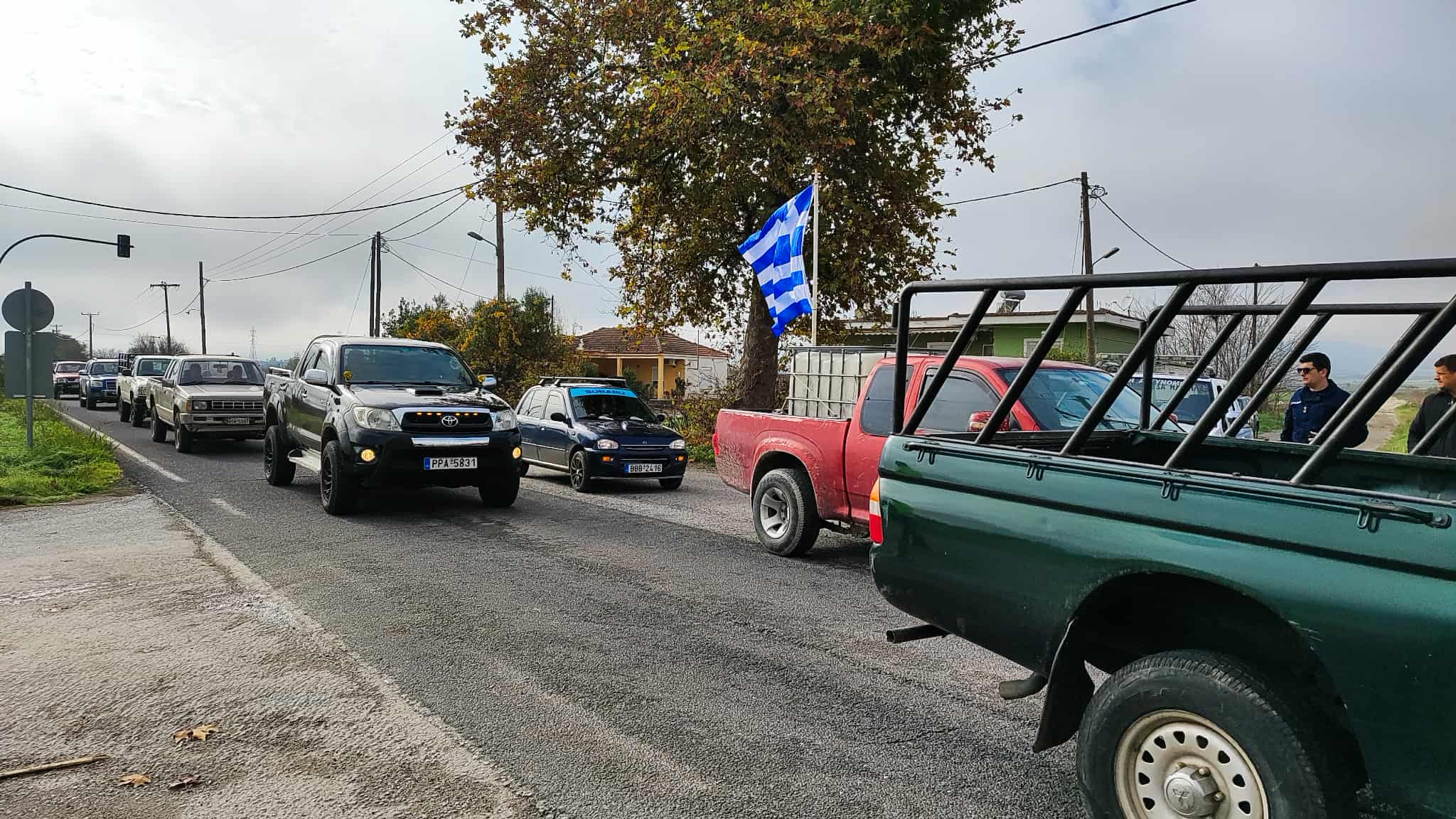 Έκαψαν μπάλες με άχυρο καιέχυσαν γάλα στον ΠΑΘΕ στις Μικροθήβες οι αγρότες του Αλμυρού (ΦΩΤΟ)