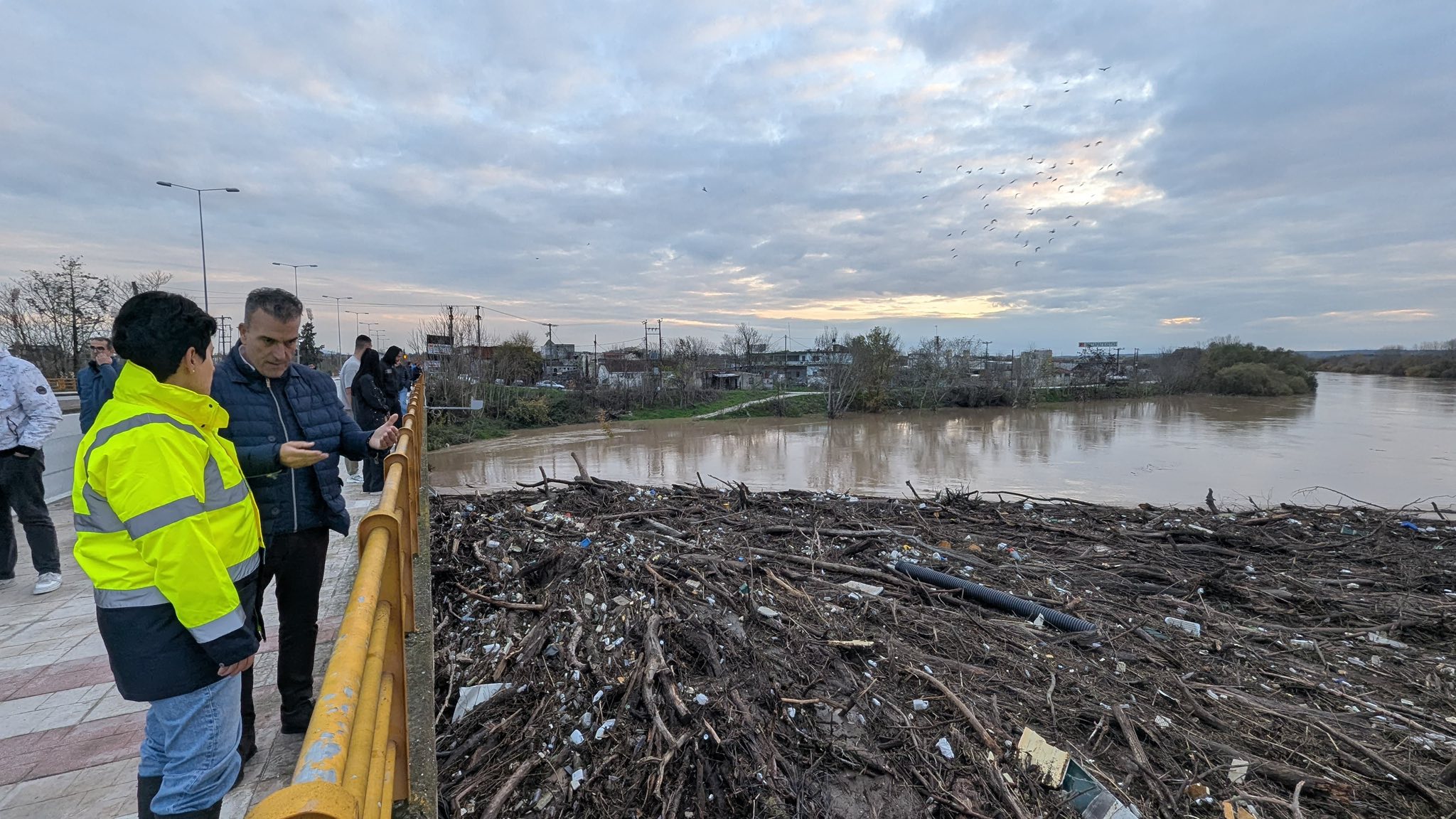 Σε εξέλιξη η επιχείρηση απομάκρυνσης φερτών υλικών στη γέφυρα Πηνειού (ΦΩΤΟ)