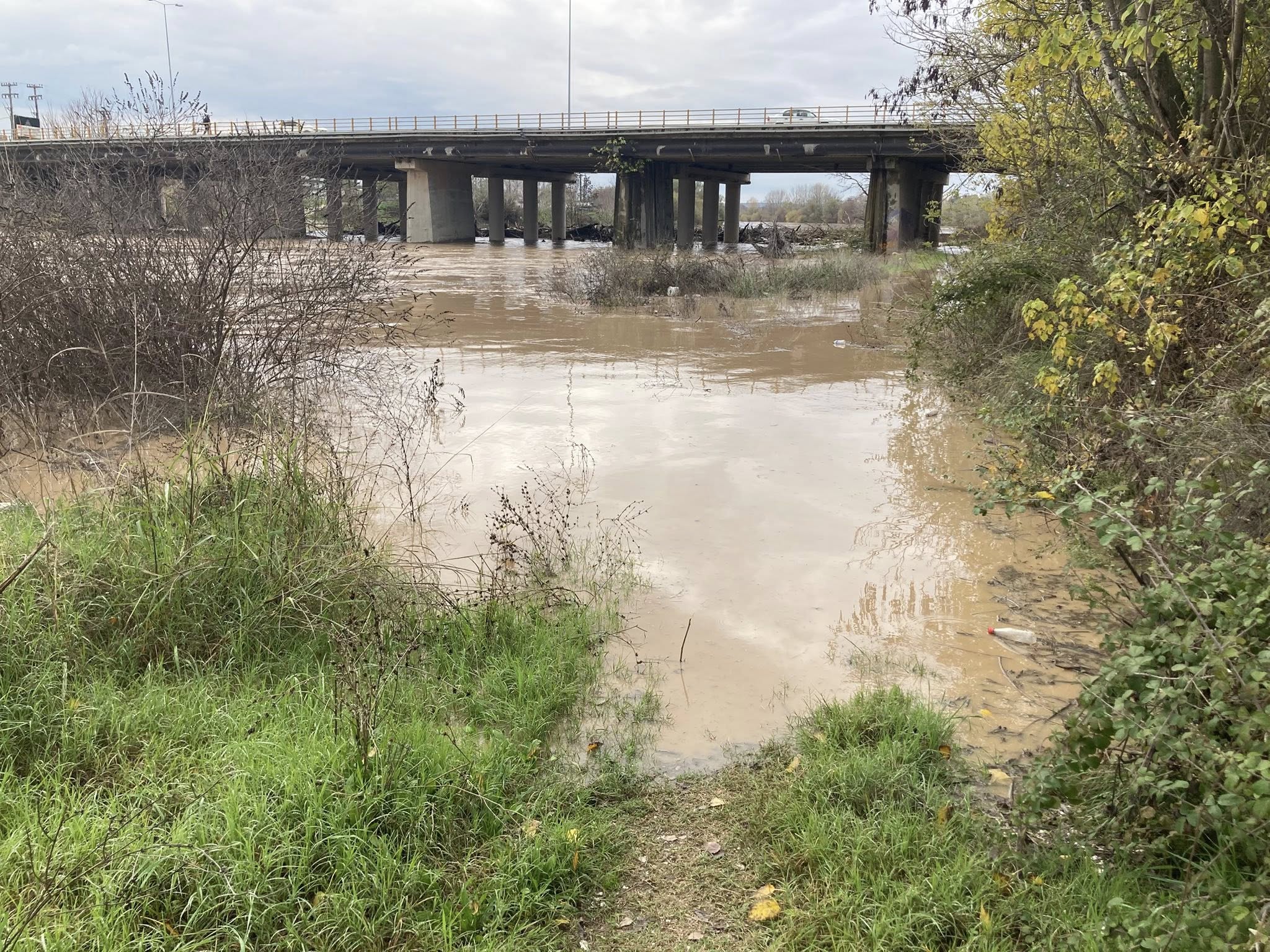 Δύσκολη νύχτα πέρασε η Λάρισα: Έφτασε στα 6,30 μέτρα η στάθμη του Πηνειού πριν αρχίσει να υποχωρεί (ΦΩΤΟ)