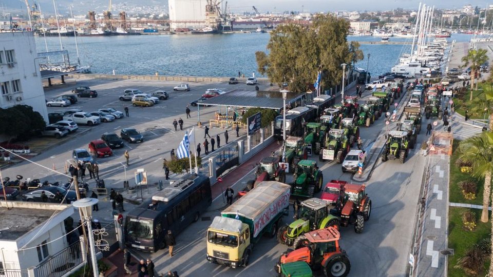 Αποκλεισμένο από στεριά και θάλασσα το λιμάνι του Βόλου -Έφτασαν οι αγρότες με  τρακτέρ και ψαράδες με τα καΐκια (ΦΩΤΟ+video)