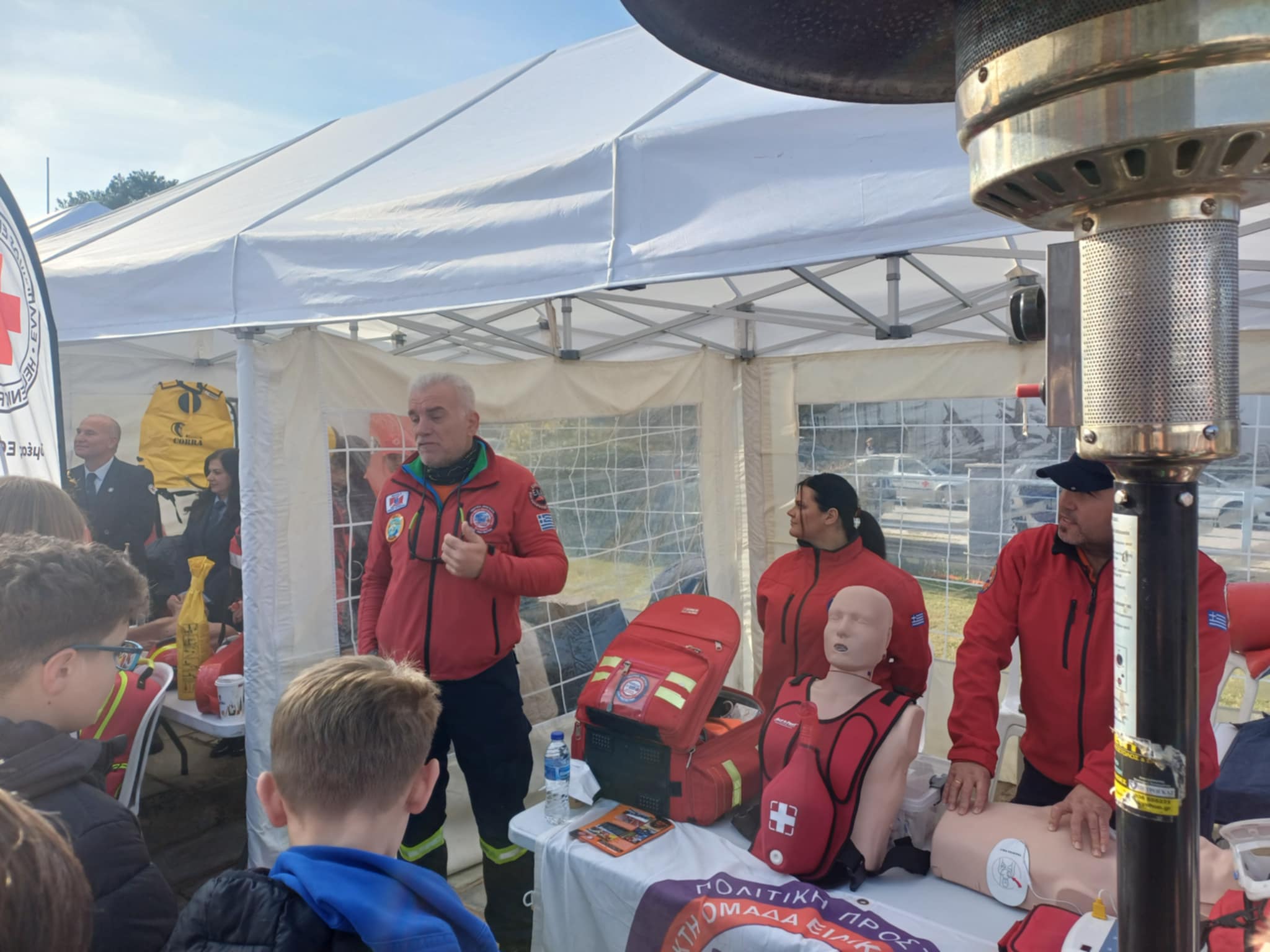 Γέμισε εθελοντές το προαύλιο της περιφέρειας- επίδειξη ΚΑΡΠΑ στο “Open Day Εθελοντισμού” (ΦΩΤΟ)