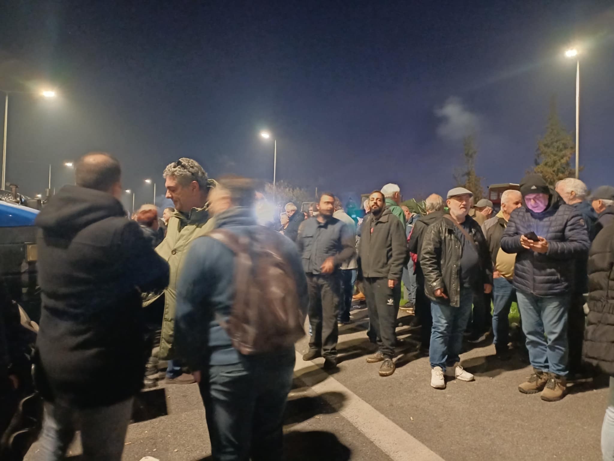 Στο μπλόκο της Νίκαιας ο μητροπολίτης Λαρίσης κ. Ιερώνυμος και φορείς της Λάρισας (ΦΩΤΟ)