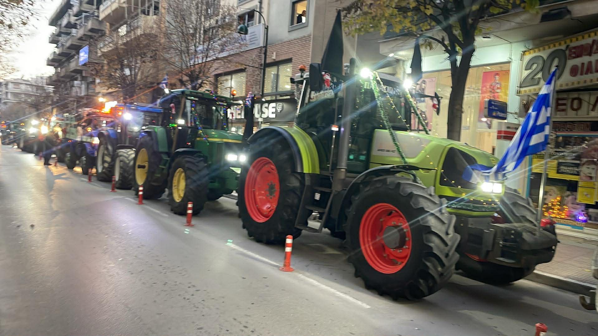 Διαμαρτυρία αγροτών έξω από τα γραφείατων τριών κυβερνητικών βουλευτών στη Λάρισα
