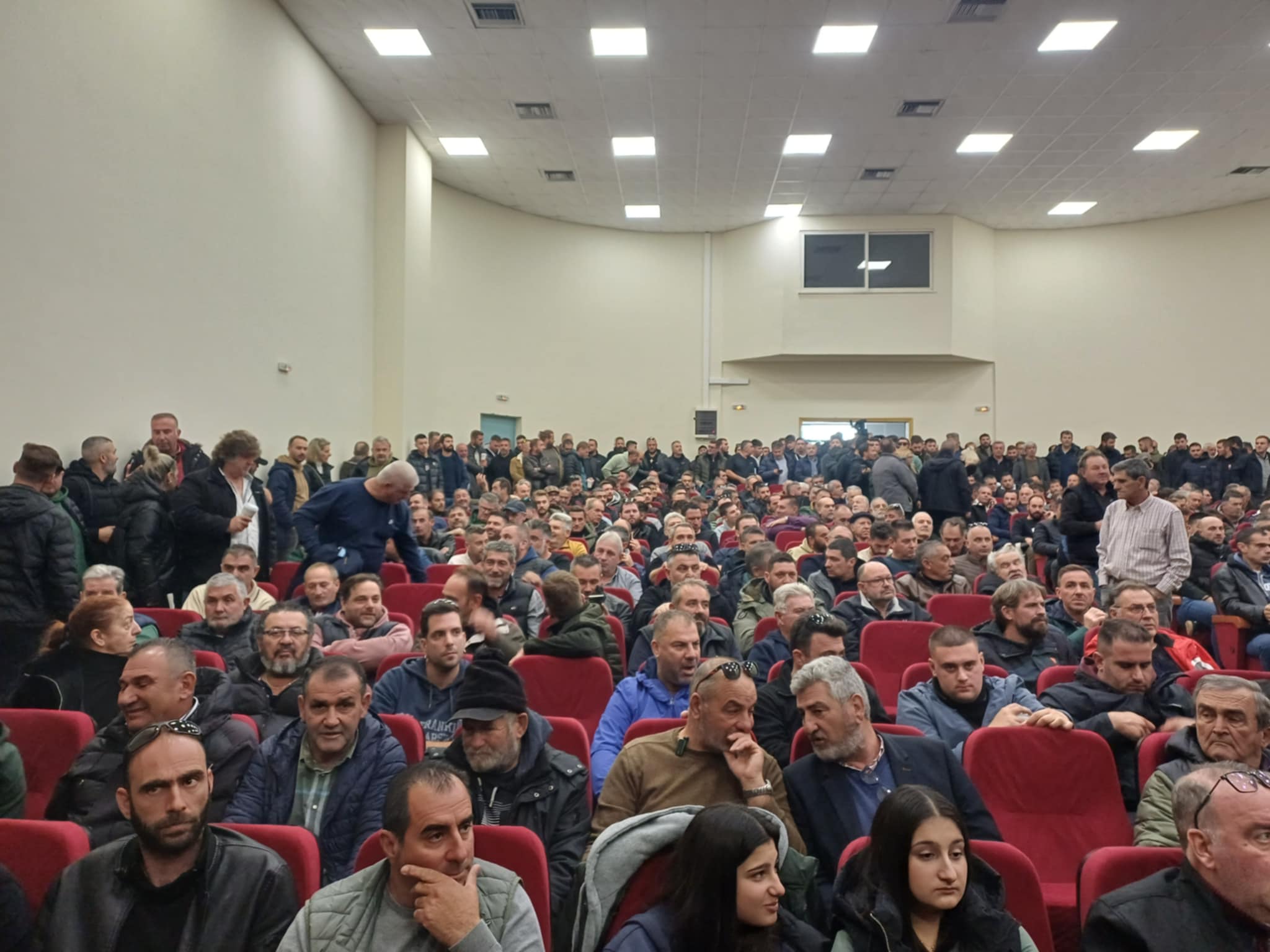 Ασφυκτικά γεμάτη η αίθουσα στη Νίκαια- επικρατεί η άποψη για κλιμάκωση και άρνηση του ραντεβού στο Μαξίμου (ΦΩΤΟ)