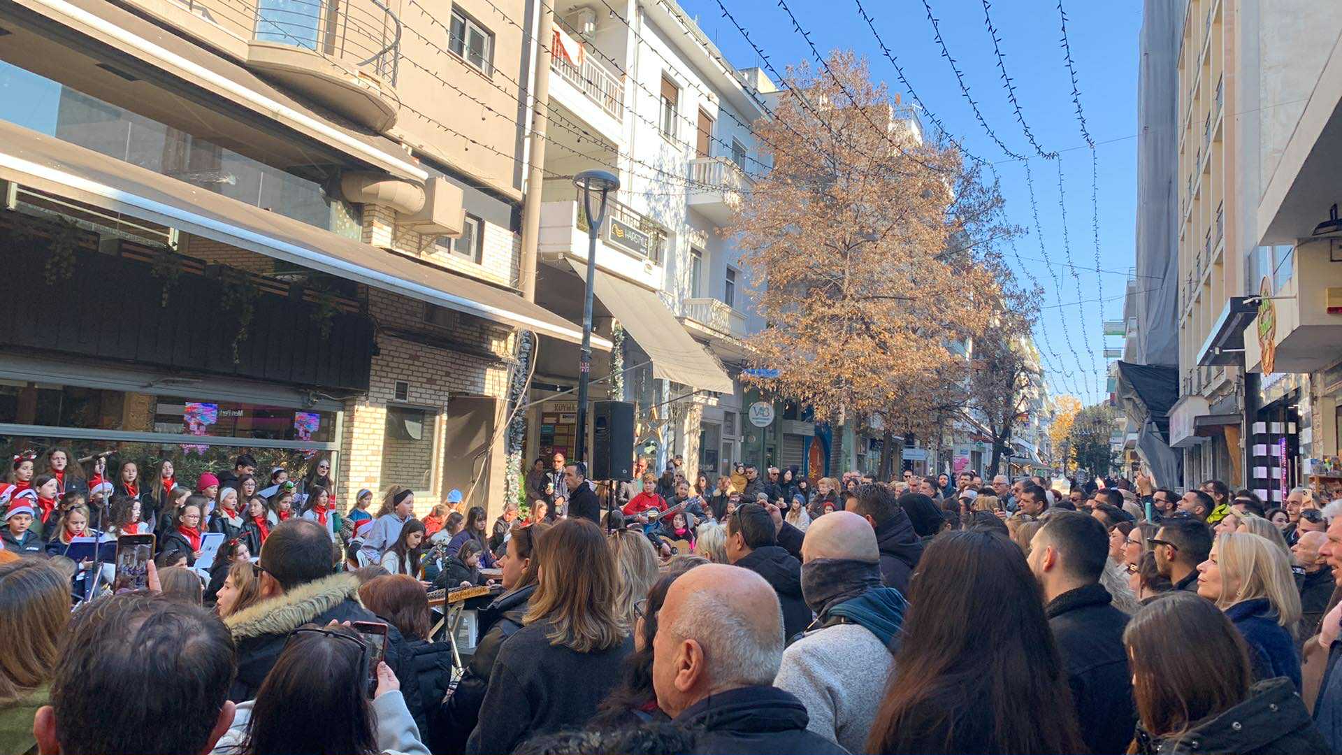 Κάλαντα από όλη την Ελλάδα στο εμπορικό κέντρο της Λάρισας (ΦΩΤΟ)