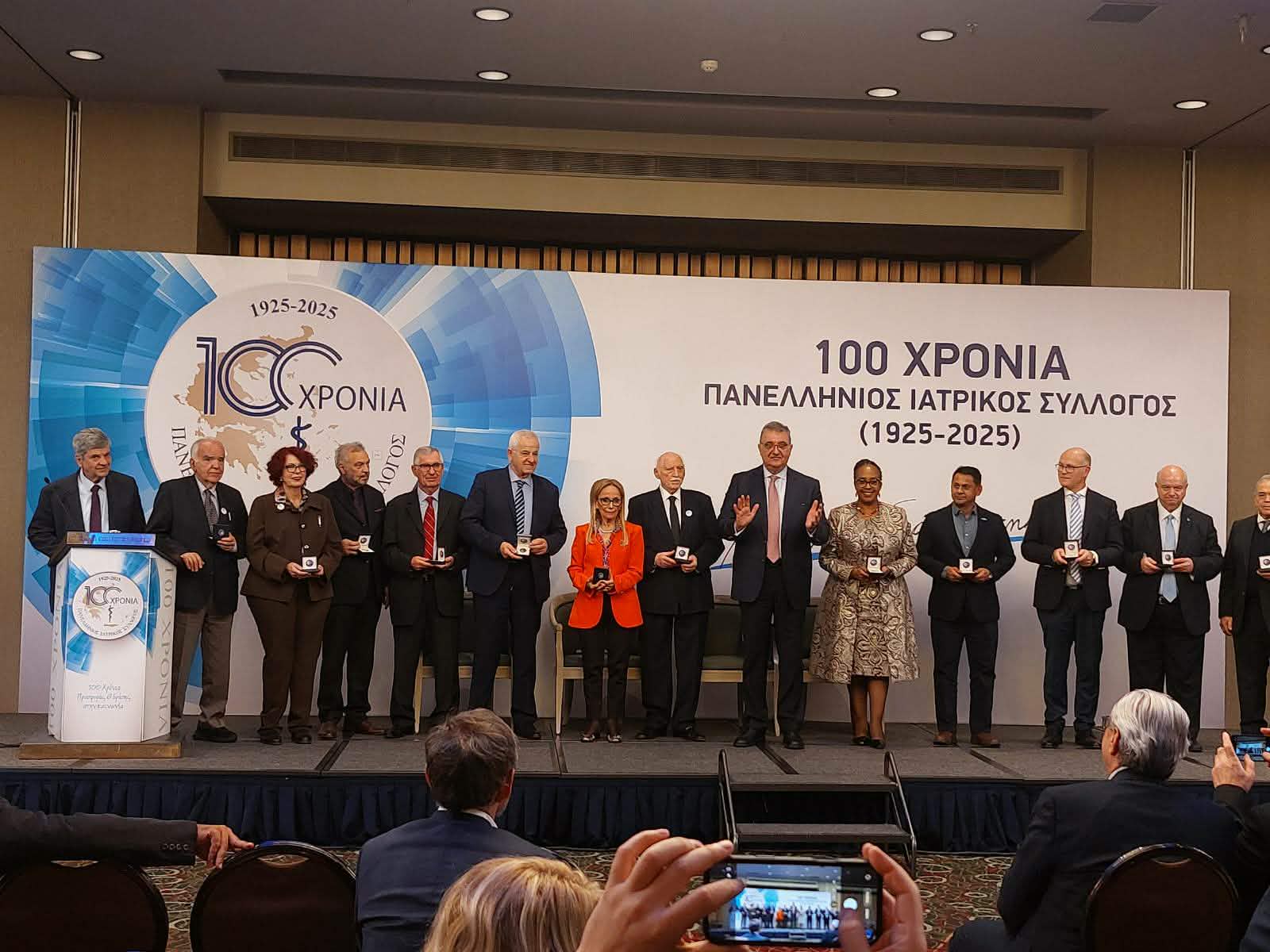 Βραβεύτηκε για την πρτοσφορά του στον Πανελλήνιο Ιατρικό Σύλλογο ο Ντίνος Γιαννακόπουλος