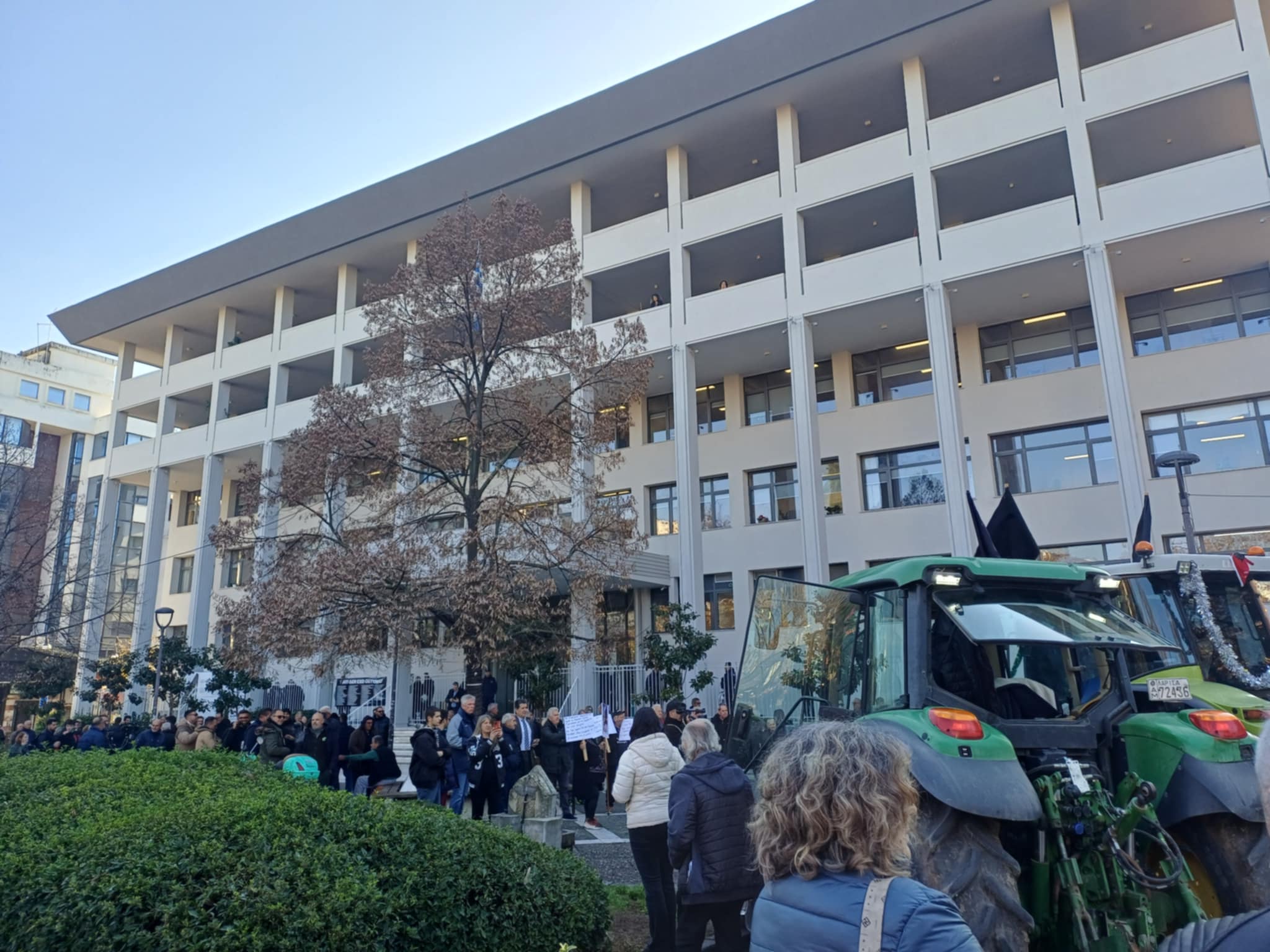 Τρακτερ πολιορκούν το κέντρο της Λάρισας- συλλαλητήριο αλληλεγγύης στους τρεις αγρότες που δικάζονται (ΦΩΤΟ+video