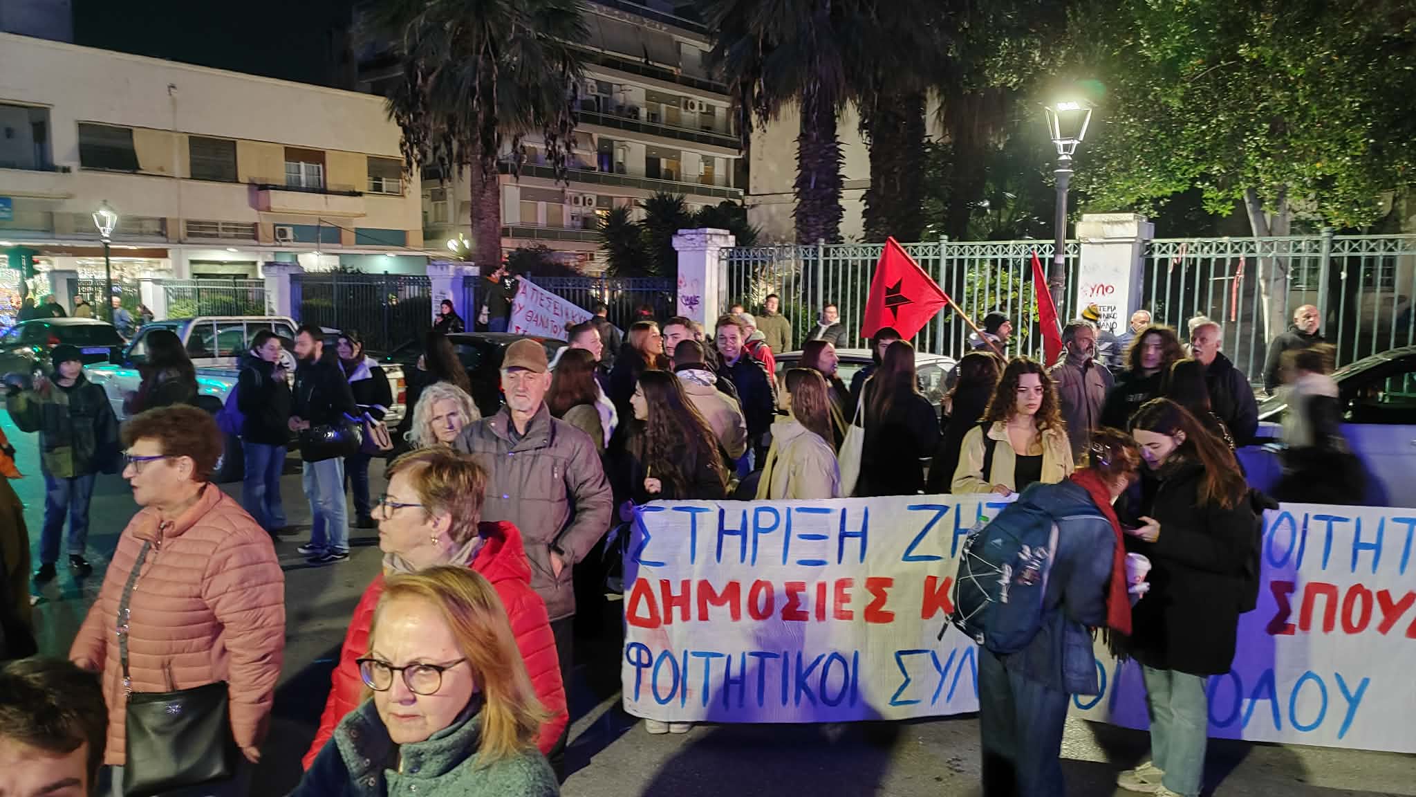 Με τρακτέρ η απεργιακή συγκέντρωση στην πλατεία Ελευεθρίας στον Βόλο ΦΩΤΟ)