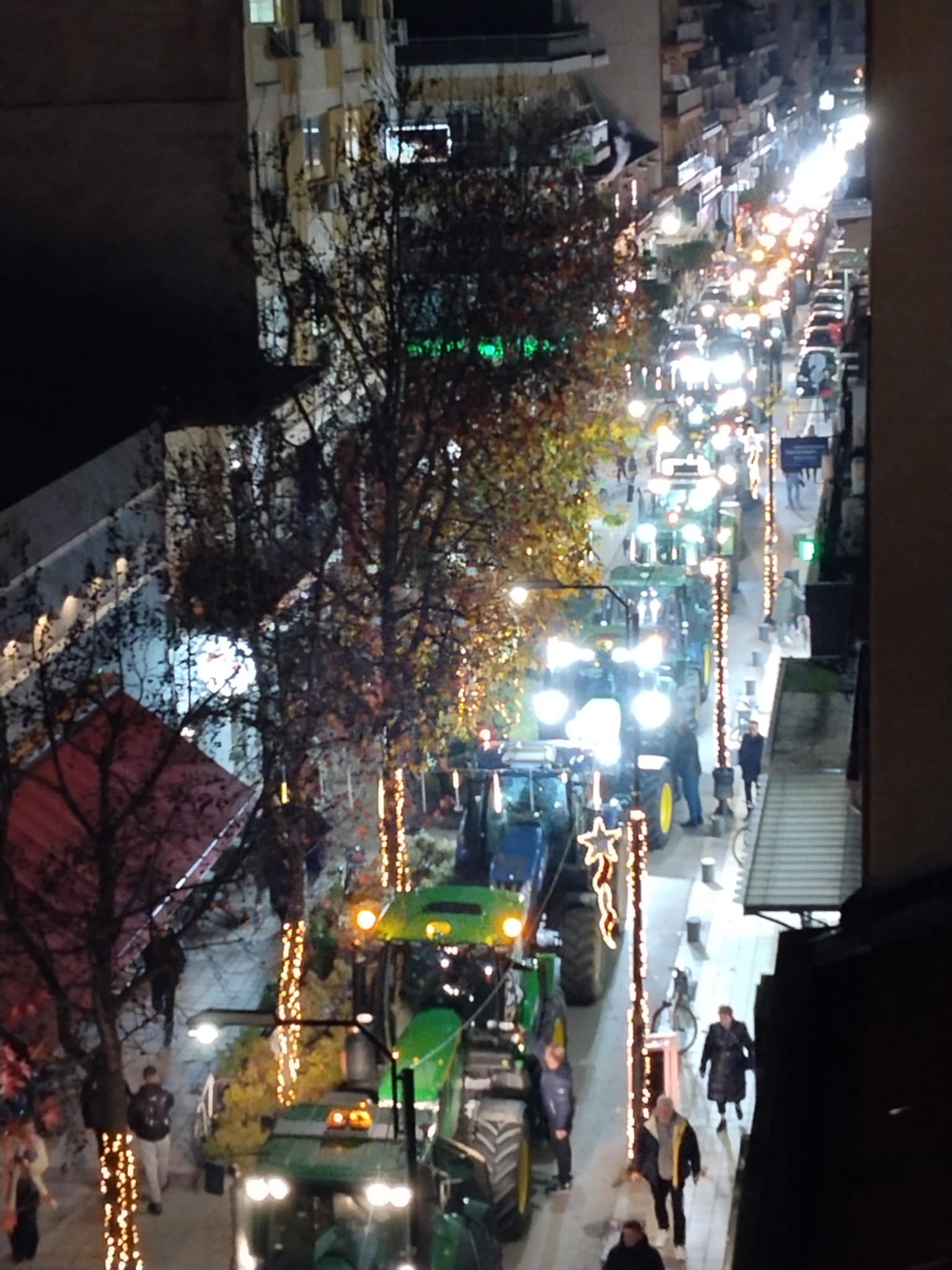 Τα τρακτέρ του μπλόκου ξεσήκωσαν το κέντρο της Καρδίτσας (ΦΩΤΟ - ΒΙΝΤΕΟ)