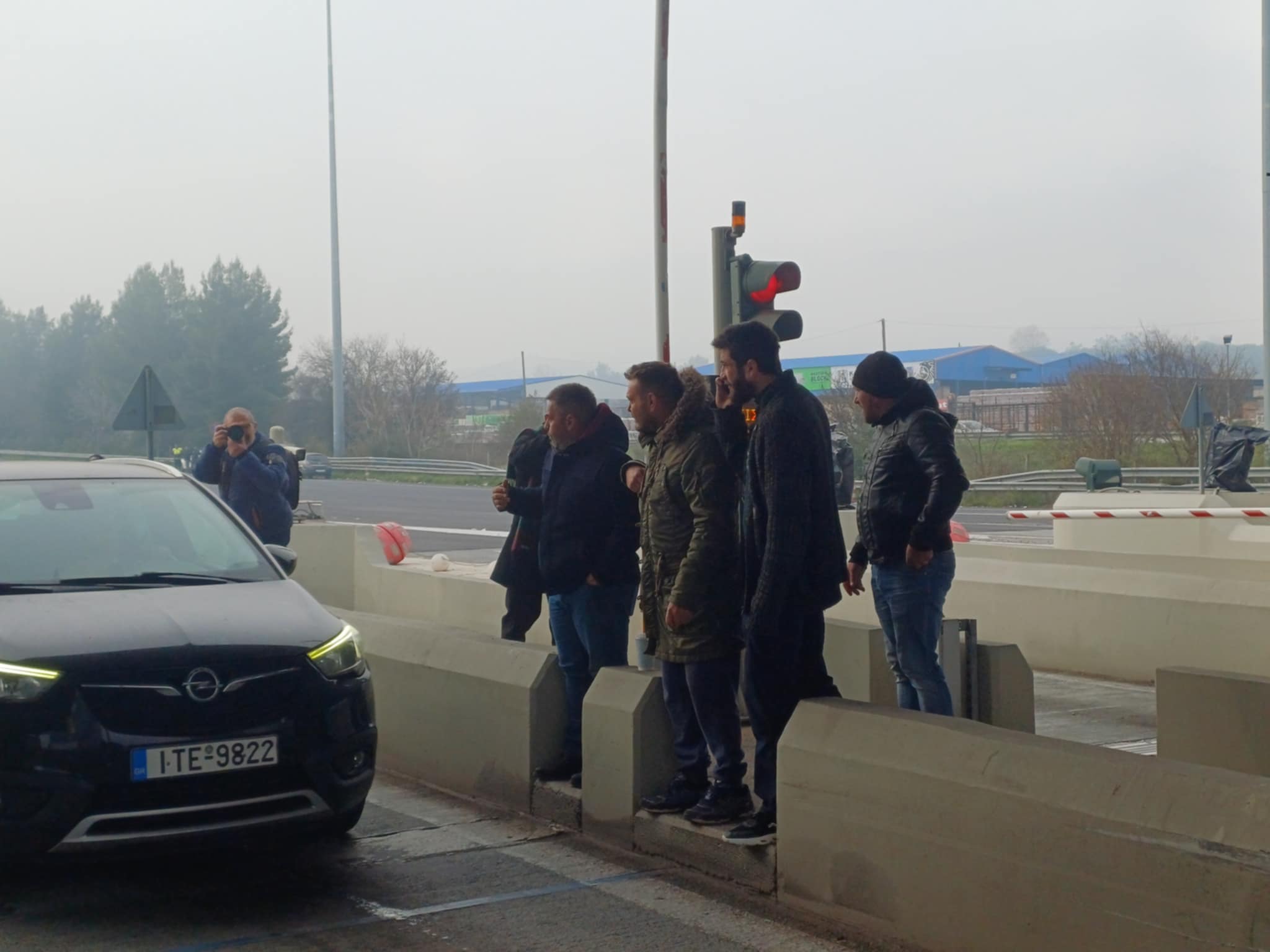 Άνοιξαν τις μπάρες των διοδίων στο Μακρυχώρι οι αγρότες του μπλόκου της Νίκαιας (ΦΩΤΟ)