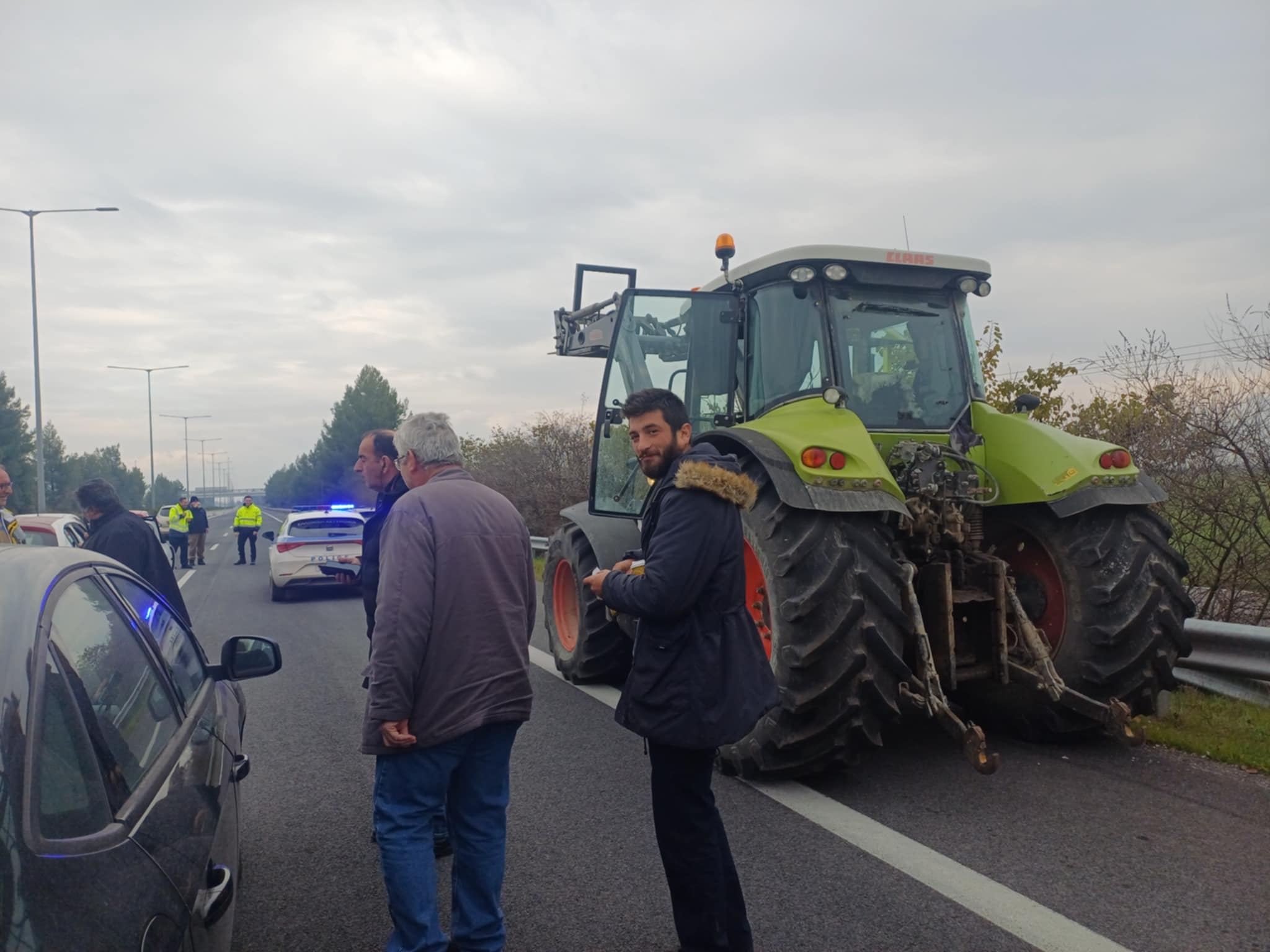 Καθ- οδόν οι αγρότες με δεκάδες τρακτέρ για να κλείσουν τη σήραγγα των Τεμπών, για τα φορτηγά (ΦΩΤΟ+video)