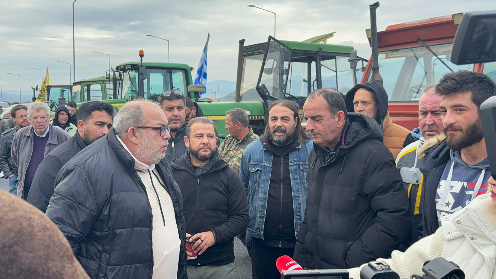 Σήραγγες Τεμπών: Έφτασαν δεκάδες ταξί της Μαγνησίας εκφράζοντας συμπαράσταση στους αγρότες (ΒΙΝΤΕΟ)