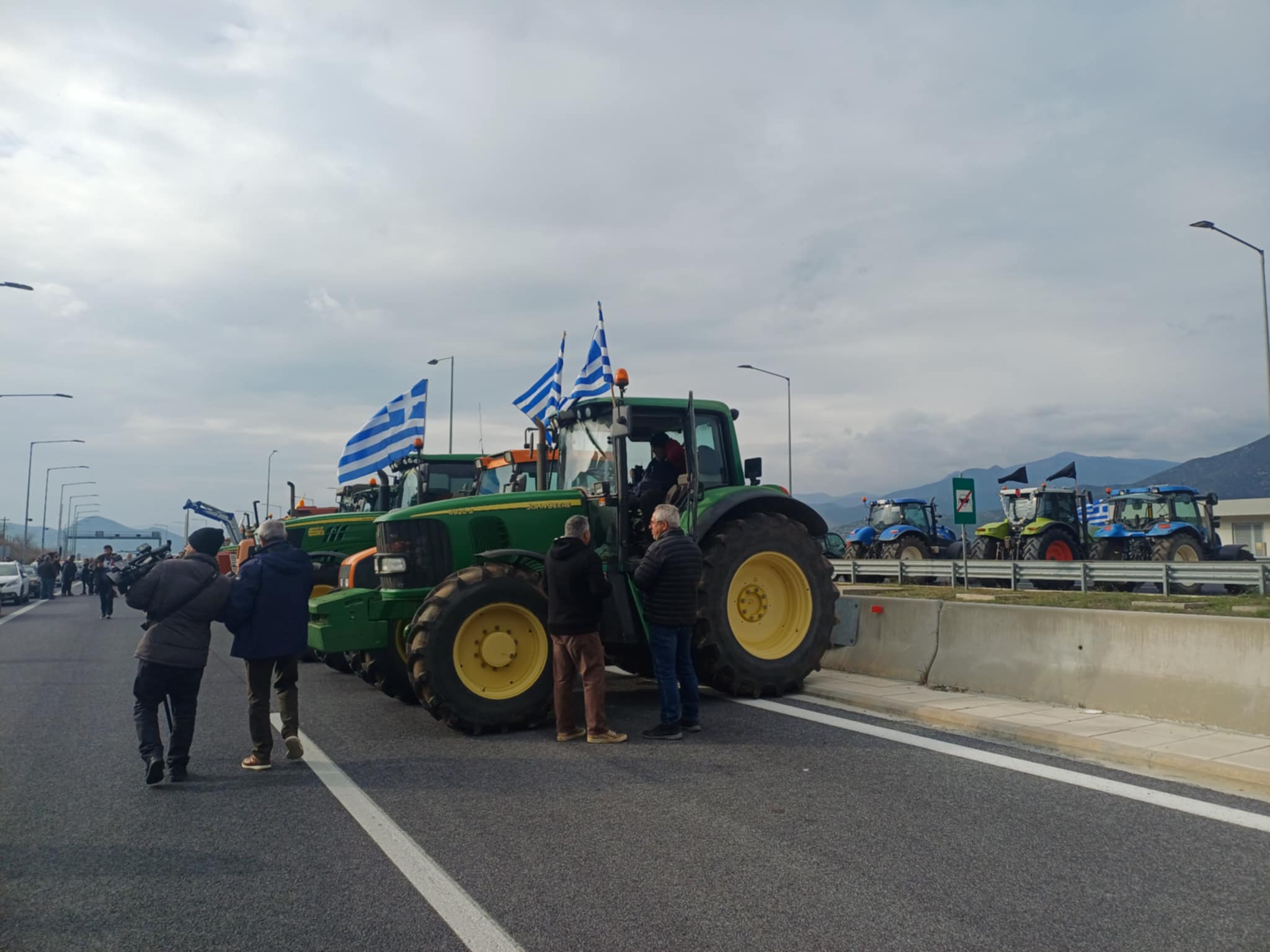 «Έκοψαν την Ελλάδα στα δύο»οι αγρότες που απέκλεισαν το μεσημέρι τις σήραγγες των Τεμπών (ΦΩΤΟ+video)