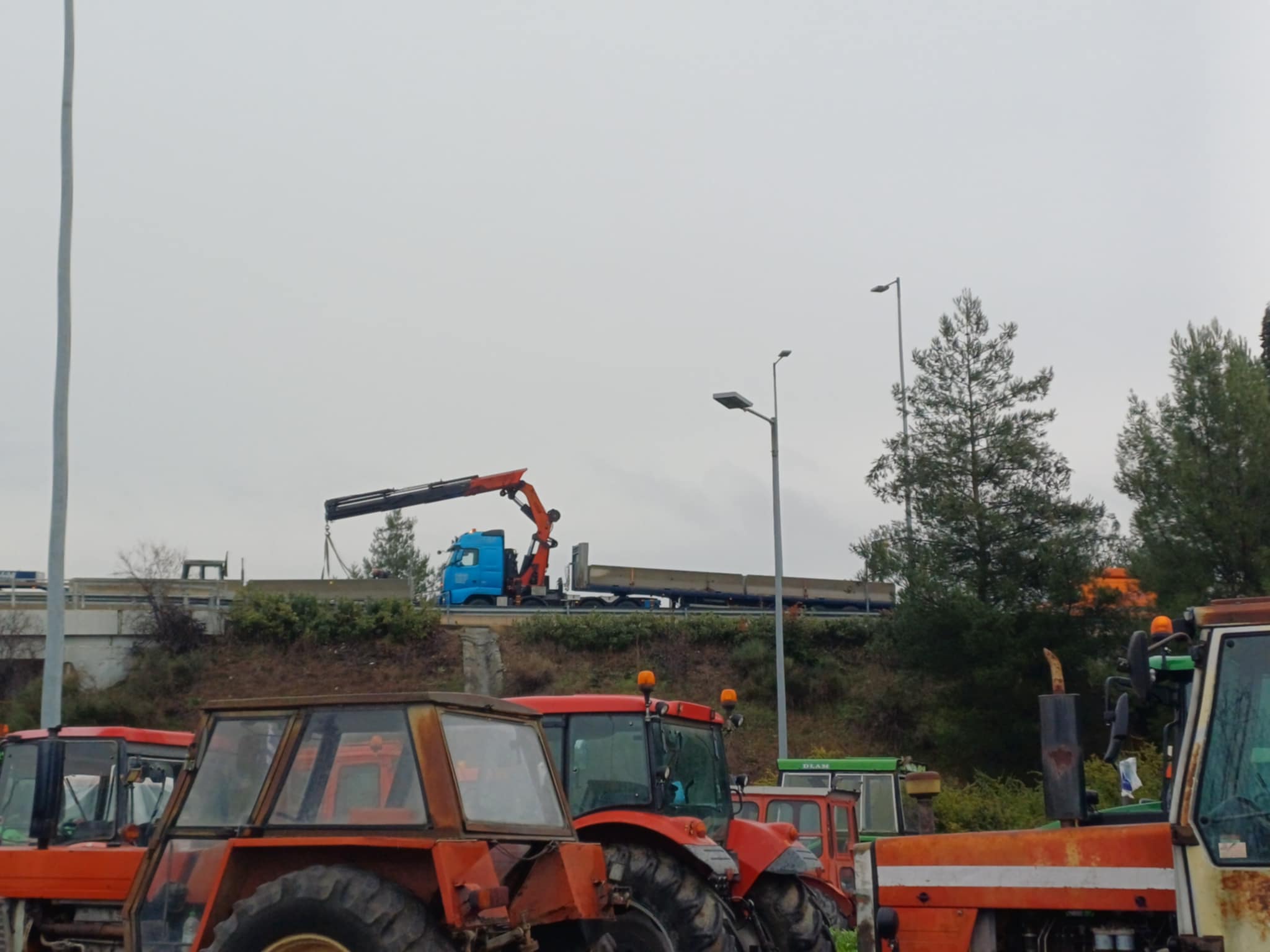 Γερανός τοπθτεί τσιμεντένια στηθαία δίπλα στα τρακτερ στον κόμβο της Νίκαιας για την ασφαλή διέλευση (ΦΩΤΟ)