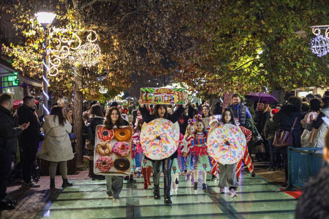 Βελεστίνο: Πλήθος κόσμου συμμετείχε στη μεγάλη χριστουγεννιάτικη παρέλαση