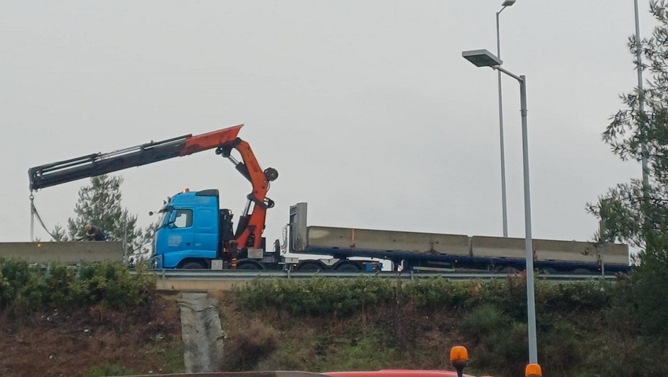 Τα τσιμεντένια στηθαία για ασφαλή διέλευση διχάζουν τα αγροτικά μπλόκα