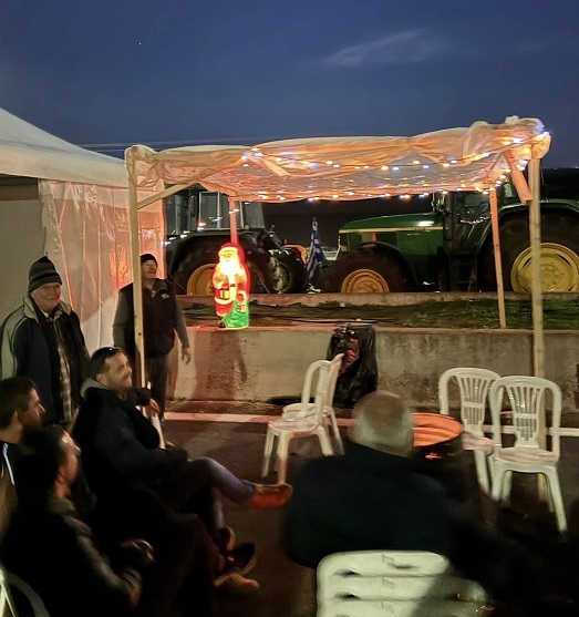 Αγρότες: Η εορταστική ανάπαυλα, το ρεβεγιόν στα μπλόκα και τα μηνύματα