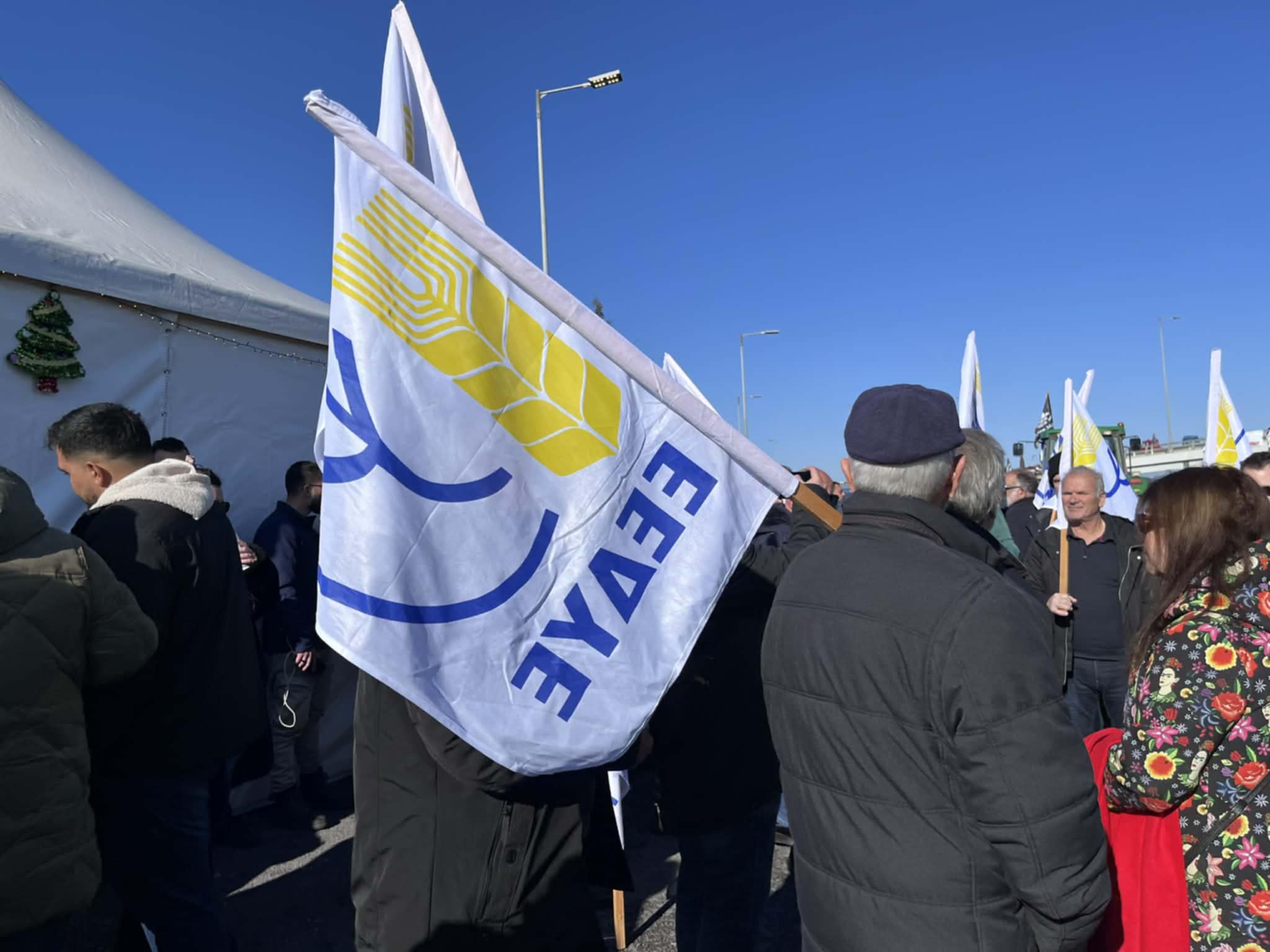 Μπλόκο Νίκαιας: έκλεισαν την αερογέφυρα αύριο σατ διόδια Μακρυχωρίου, παραμονή στη Λάρισα με τρακτερ
