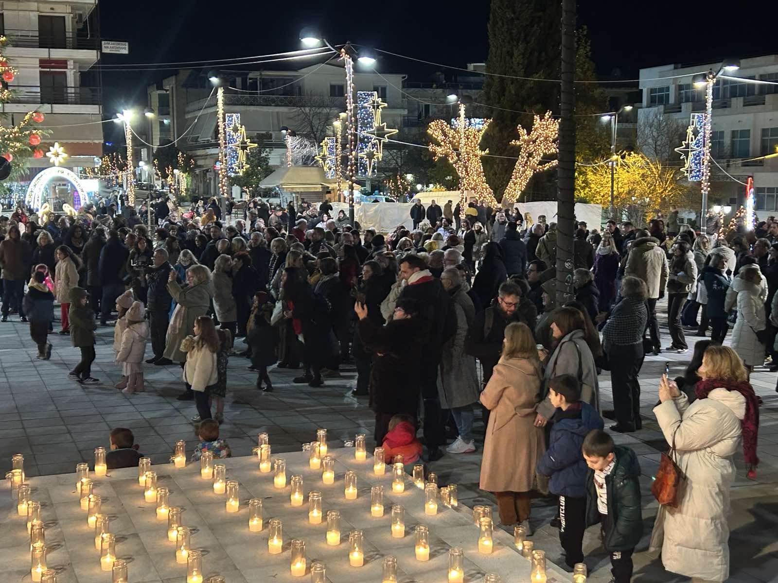 Τα Φάρσαλα πλημμύρισαν φως και κόσμο στη «Νύχτα των Κεριών» (ΦΩΤΟ)