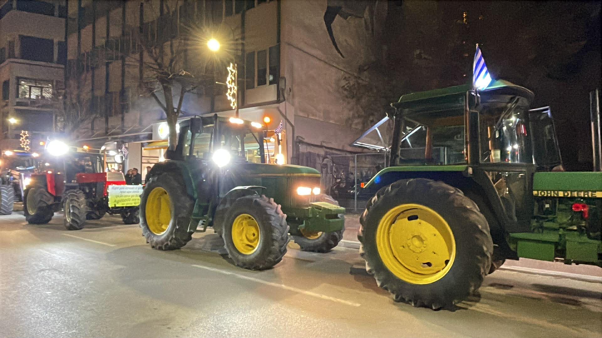 Νέα ...απόβαση τρακτέρ στην κεντρική πλατεία της Λάρισας από το μπλόκο Νίκαιας (ΦΩΤΟ)