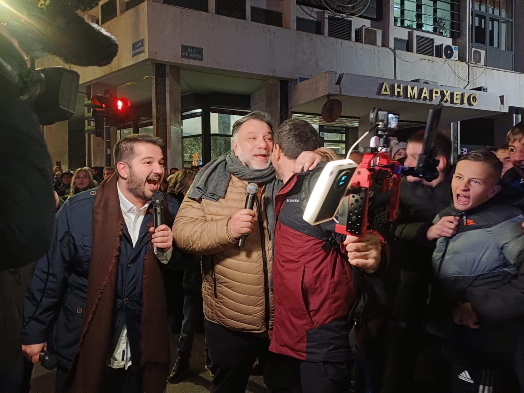 Πλήθος κόσμου στην Παπαναστασίου για τη χριστουγεννιάτικη παρέλαση με σόου Αρναούτογλου(ΦΩΤΟ)